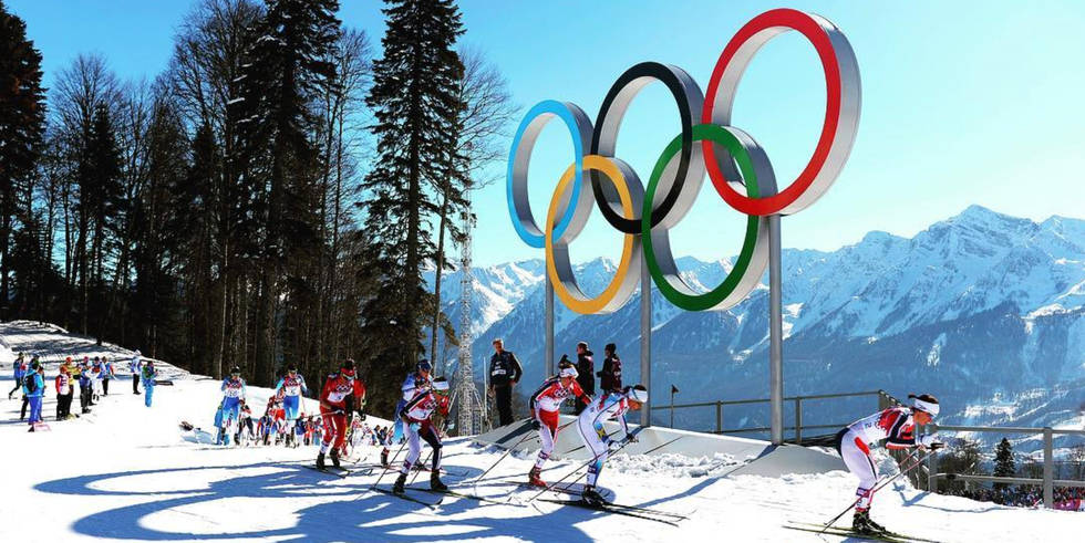 運動員在冬季奧運會比賽中進行越野滑雪。