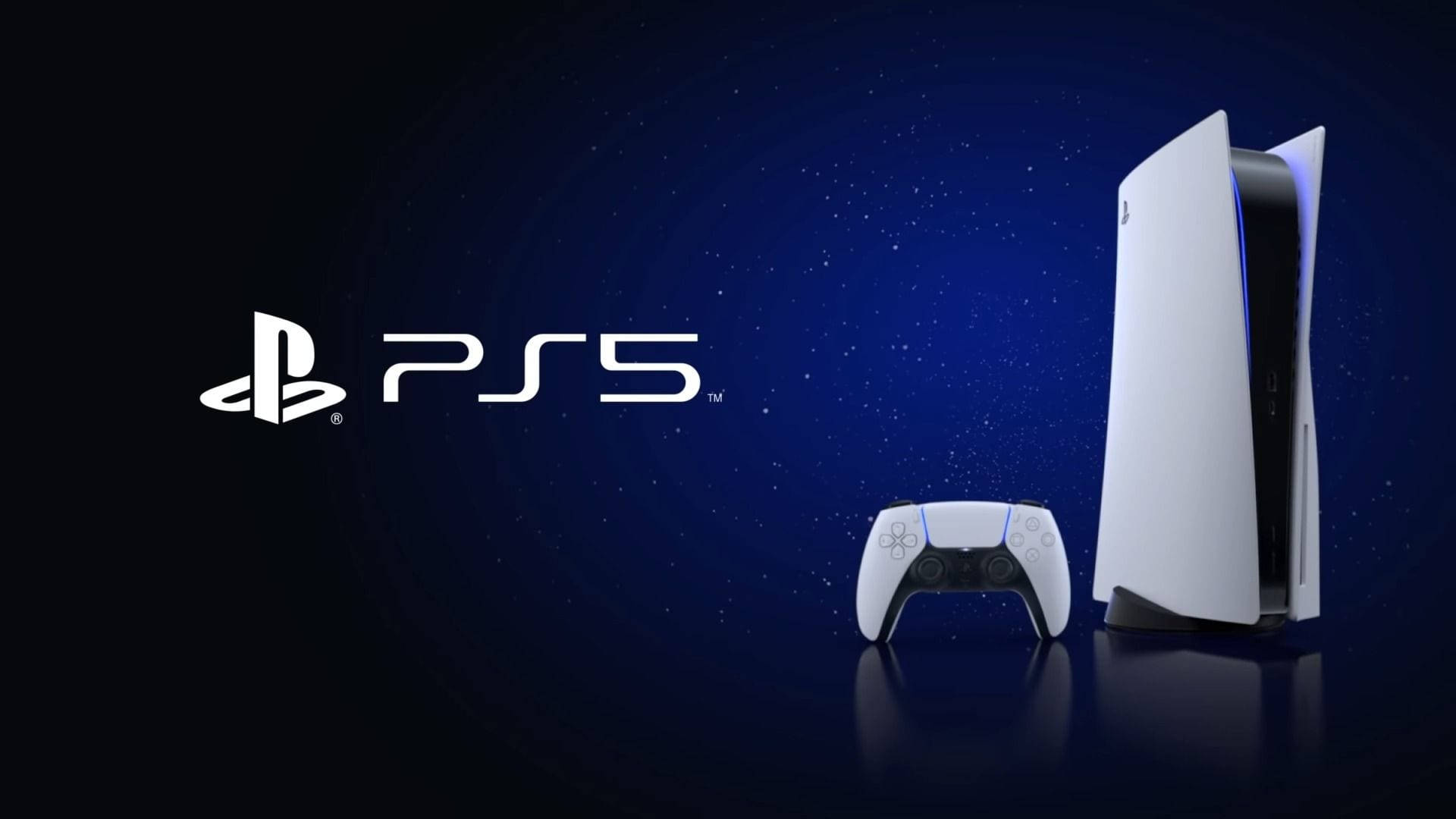 索尼 PS5 遊戲套裝 壁紙 — 一部時尚的白色 PlayStation 5 主機和控制器放在反射表面上，背景是深藍色星空和 PS5 標誌。