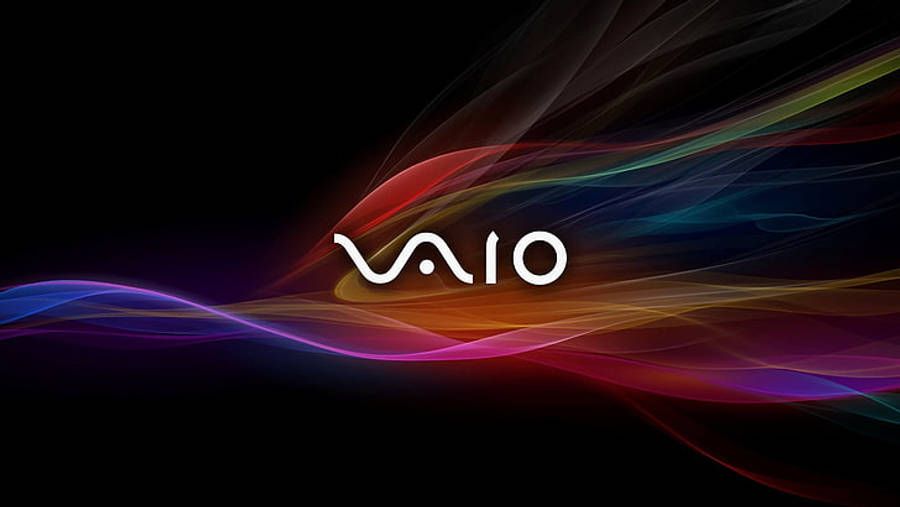 索尼 VAIO 標誌配彩色光波 壁紙 — VAIO 標誌在黑色背景上發出白色光芒，周圍環繞著流動的鮮豔彩虹色絲帶。