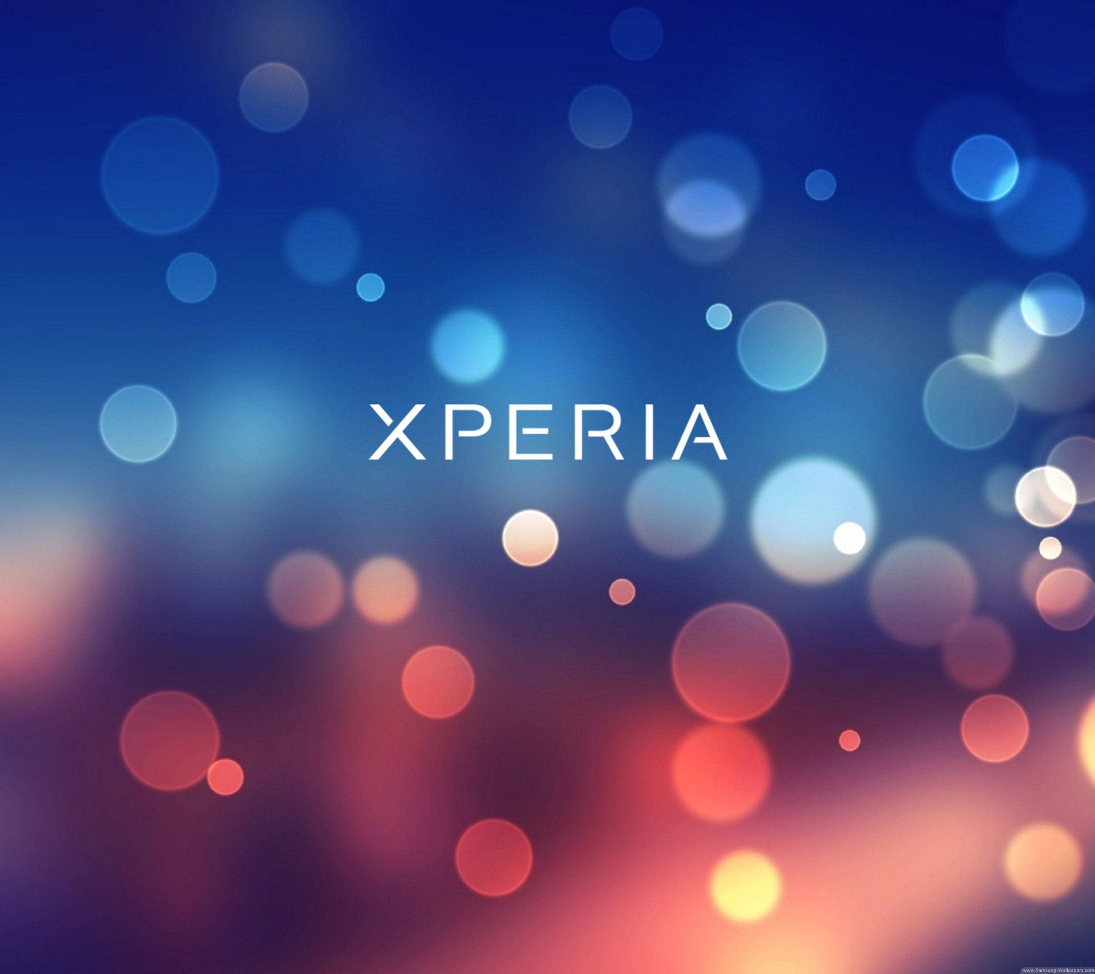 索尼 Xperia 淡雅光斑 壁紙 — Xperia 這個字在藍色和暖紅色燈光的夢幻散景背景下發出白色光芒。