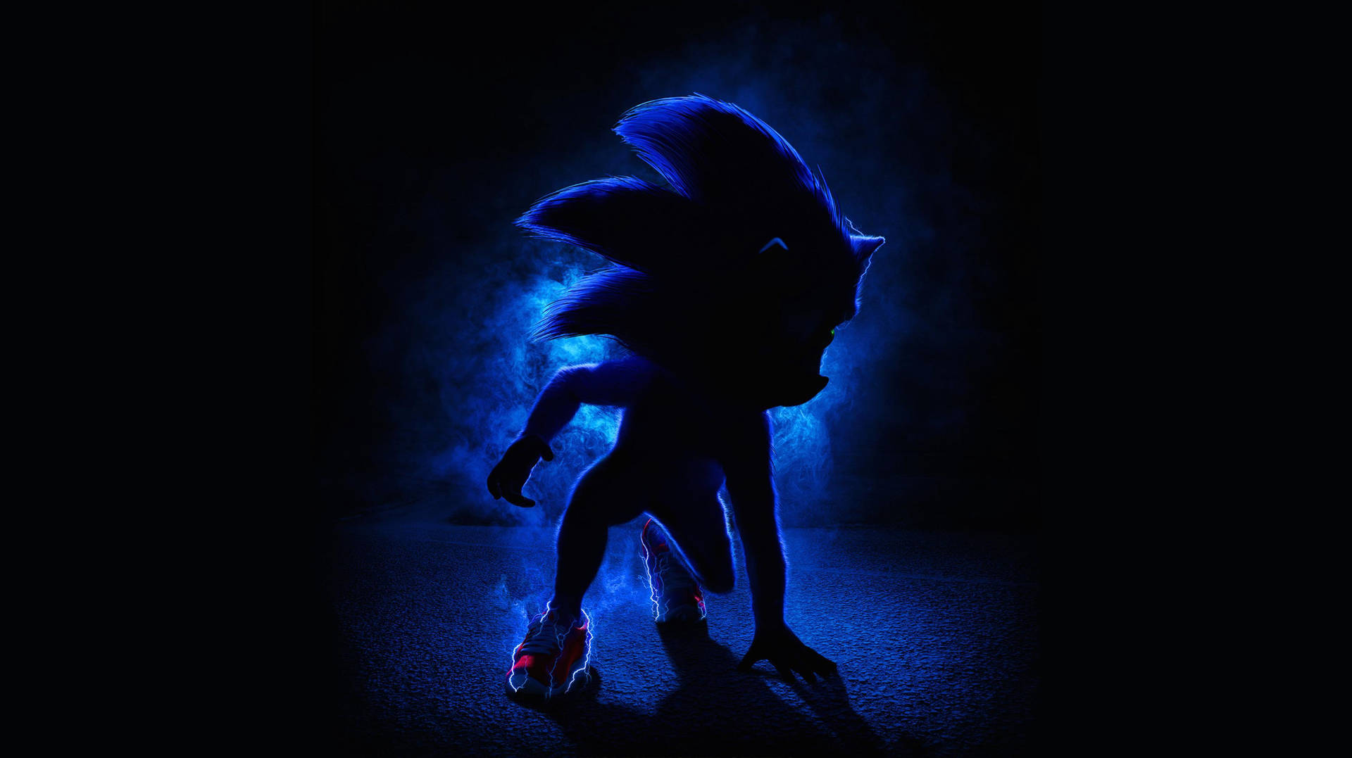 Sonic the Hedgehog 在黑暗煙霧背景中的發光藍色剪影。