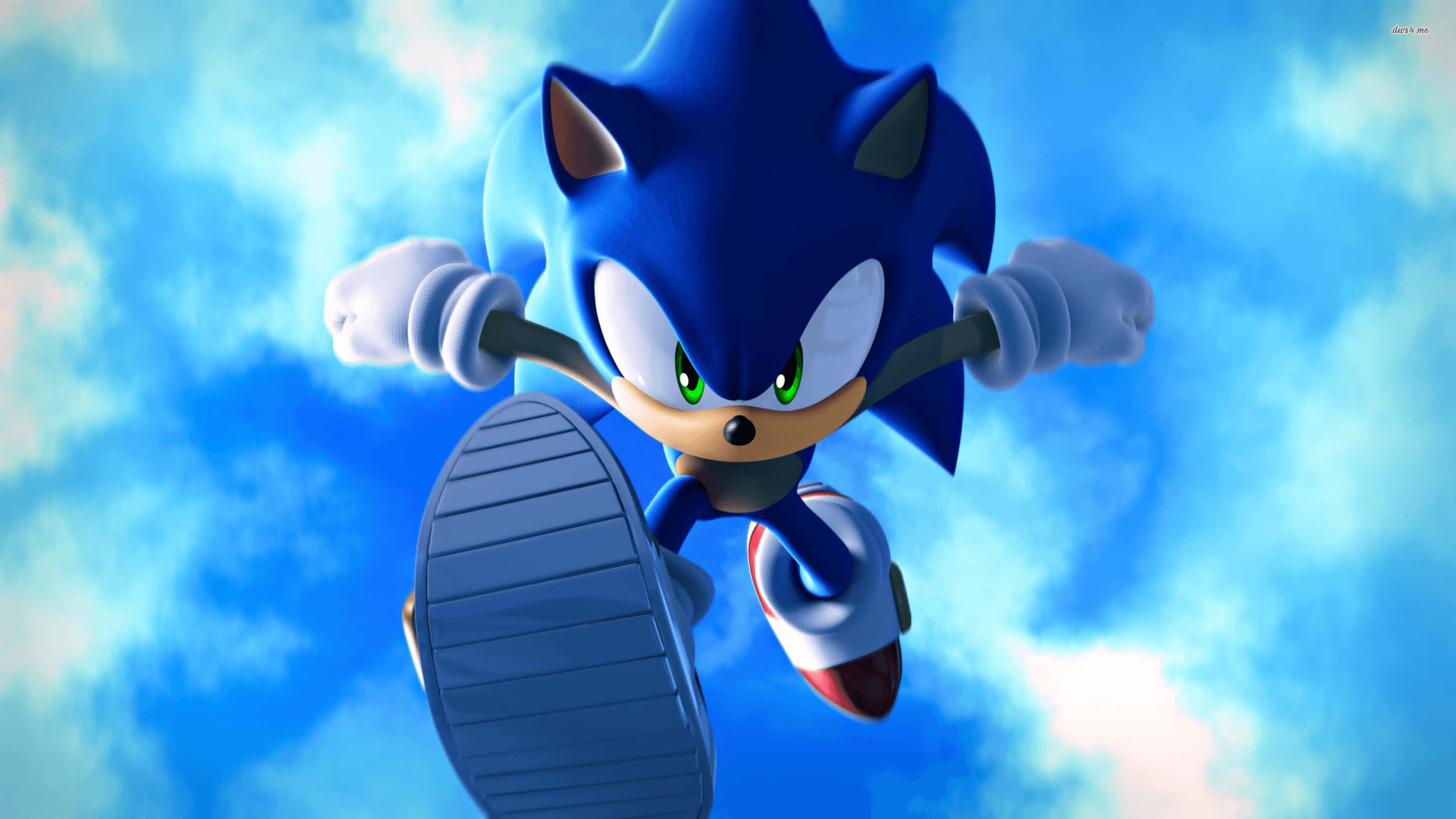 Sonic City Escape 桌布 壁紙 — 索尼克刺蝟在充滿蓬鬆白雲的明亮藍天下，帶著強烈的專注向前衝刺。