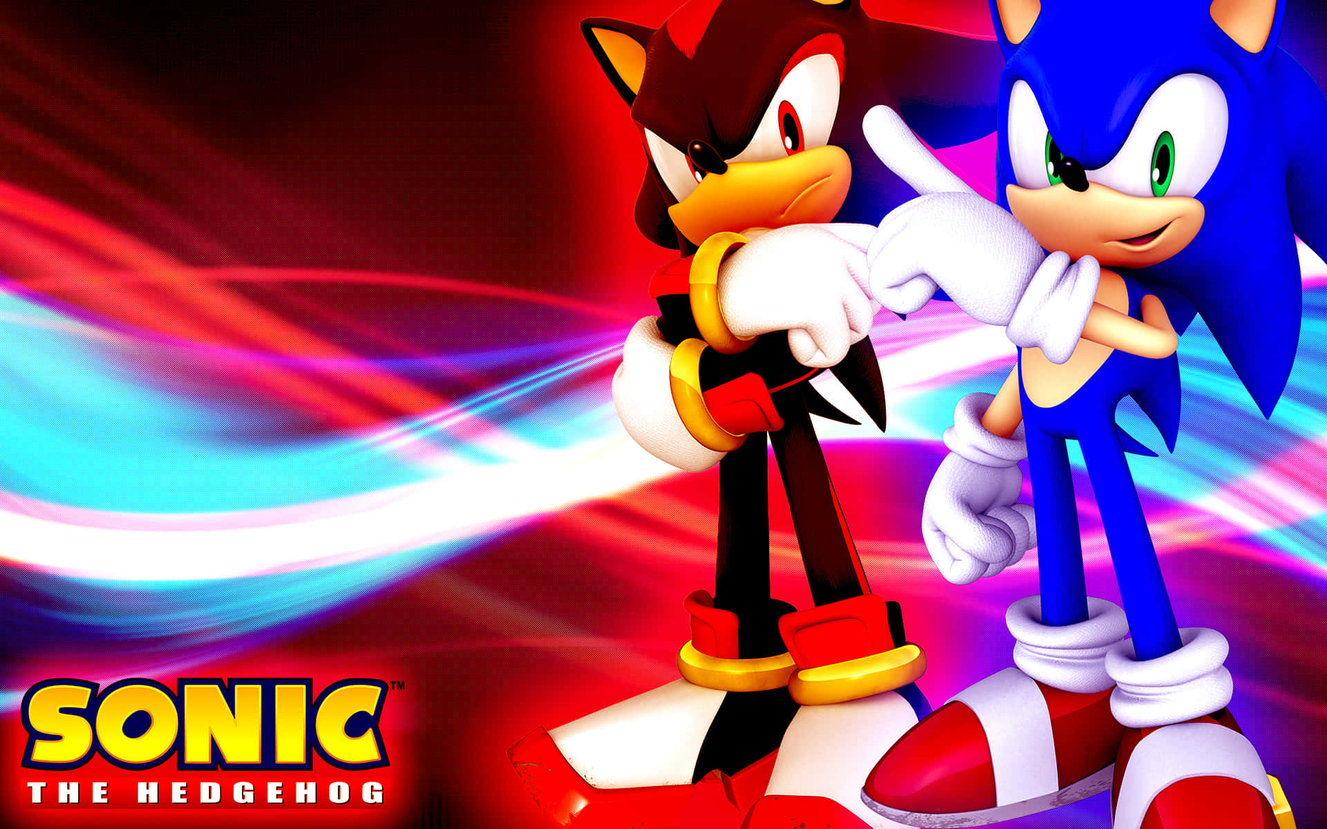 Sonic And Shadow 桌布 壁紙 — 索尼克和暗影刺蝟以動感姿勢對峙，背景是充滿活力的條紋和發光的能量軌跡。