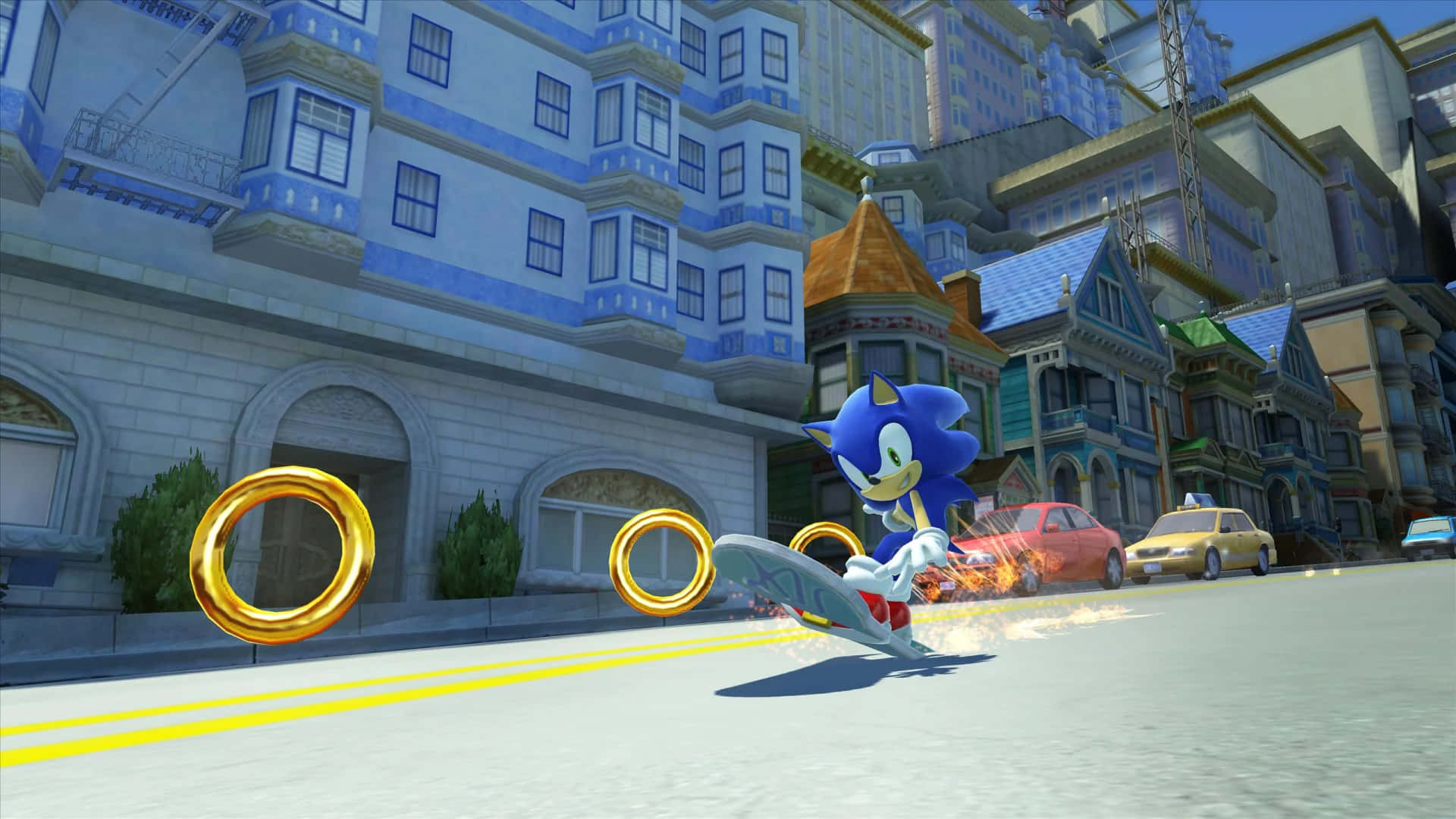 Sonic Generations 桌布 壁紙 — 索尼克在城市的街道上穿著他標誌性的藍色鞋子飛馳，身後留下火熱的痕跡和漂浮的金色環圈。