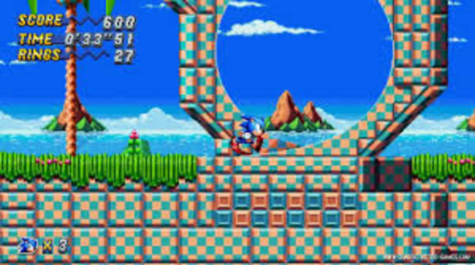 Sonic Chaos 桌布 壁紙 — 索尼克在明亮的藍天下，穿過充滿活力的像素關卡，其中有方格平台和棕櫚樹。