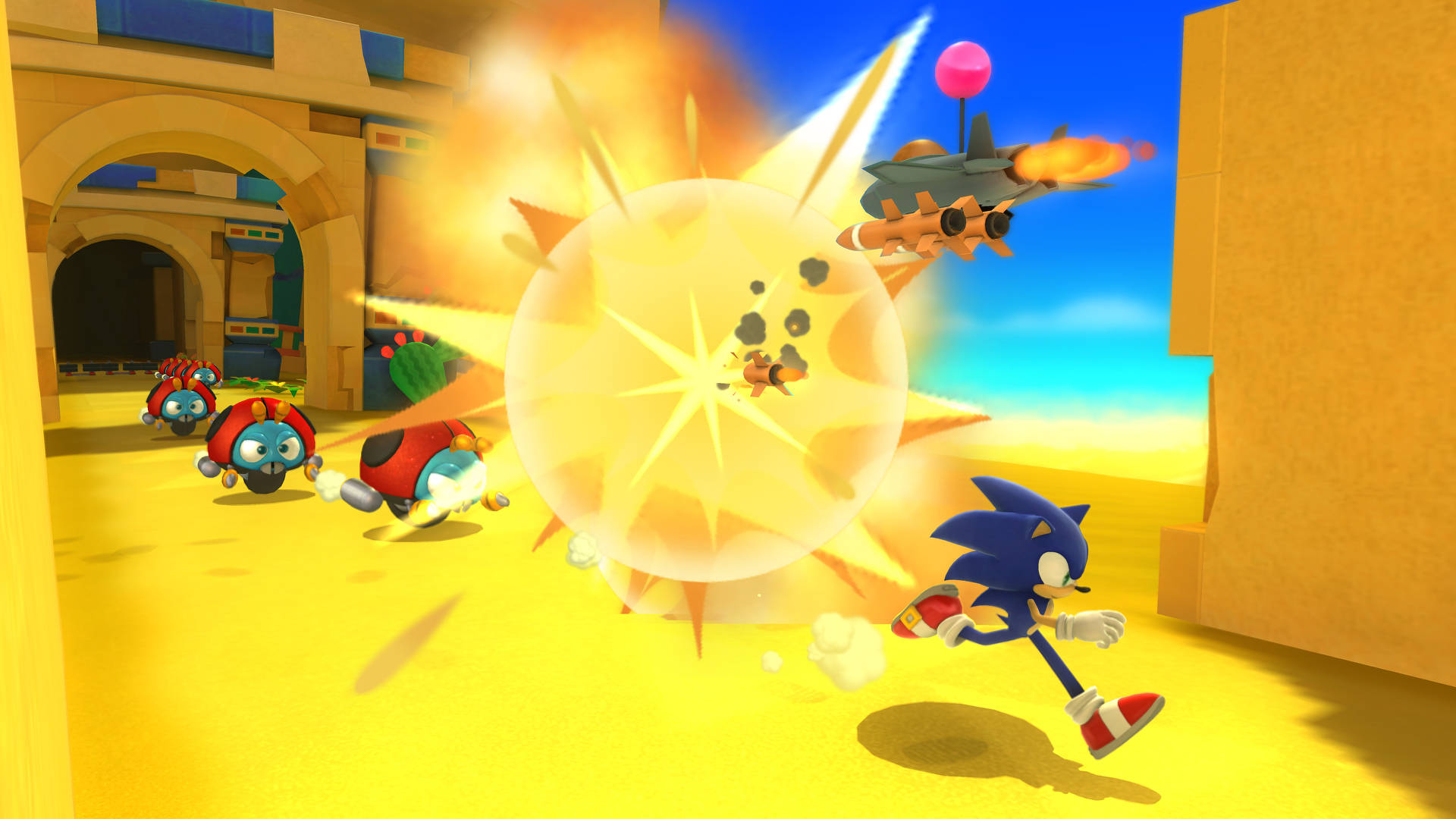 索尼克迷失世界爆炸場景 壁紙 — Sonic the Hedgehog 衝過巨大爆炸，機械敵人和噴射機在陽光明媚的沙漠峽谷中追趕他。