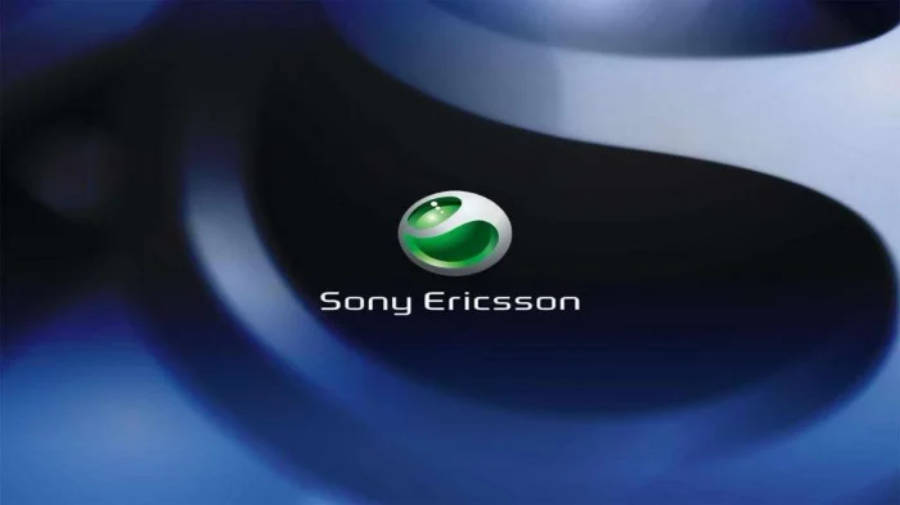索尼愛立信標誌抽象藍色背景 壁紙 — Sony Ericsson 標誌居中於帶有流動曲線的模糊藍色抽象背景上。