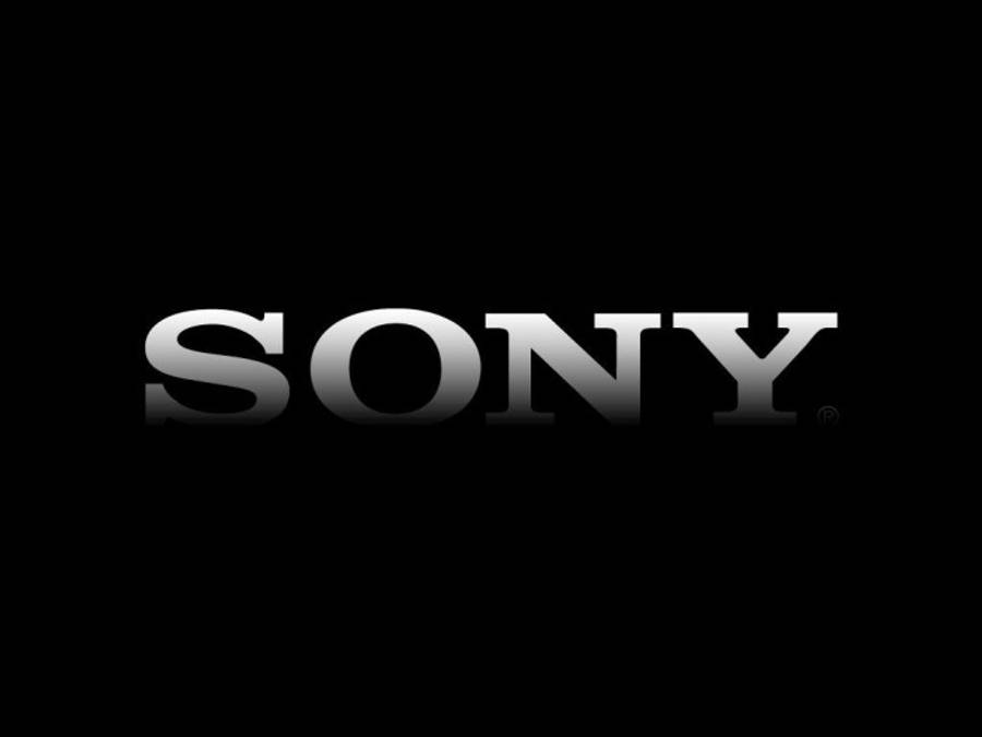 索尼標誌半褪色 壁紙 — Sony 標誌在純黑色背景上以金屬銀色閃耀，帶有微妙的漸變照明。