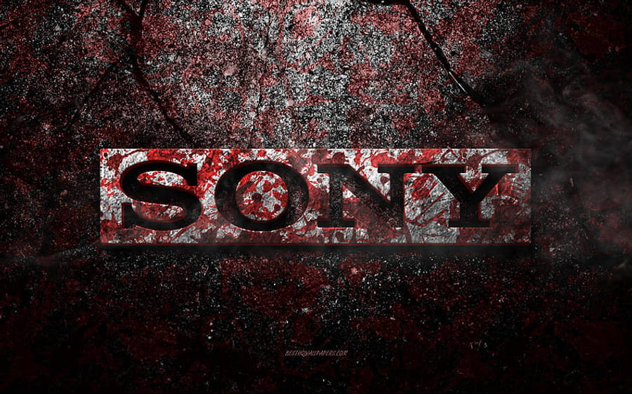 索尼標誌搭配血跡效果 壁紙 — Sony 標誌以粗體黑色字母呈現，上面濺有紅色油漆，背景為裂紋深紅色和黑色紋理。