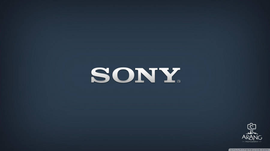索尼標誌深色背景 壁紙 — Sony 標誌以銀色 3D 字體居中顯示在深藍色漸變背景上。
