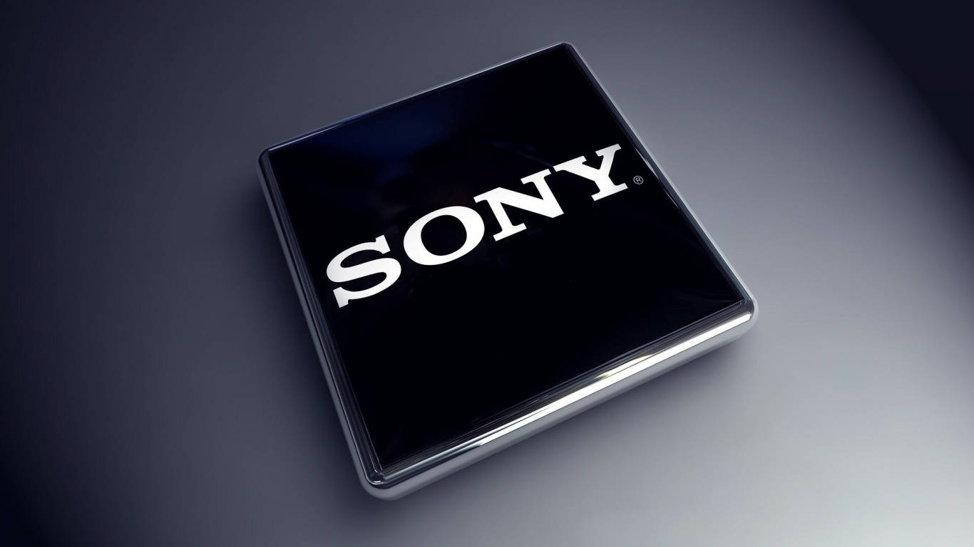 索尼標誌黑盒 壁紙 — 一個時尚的黑色Sony標誌晶片在柔和的工作室燈光下放置在漸變灰色表面上。