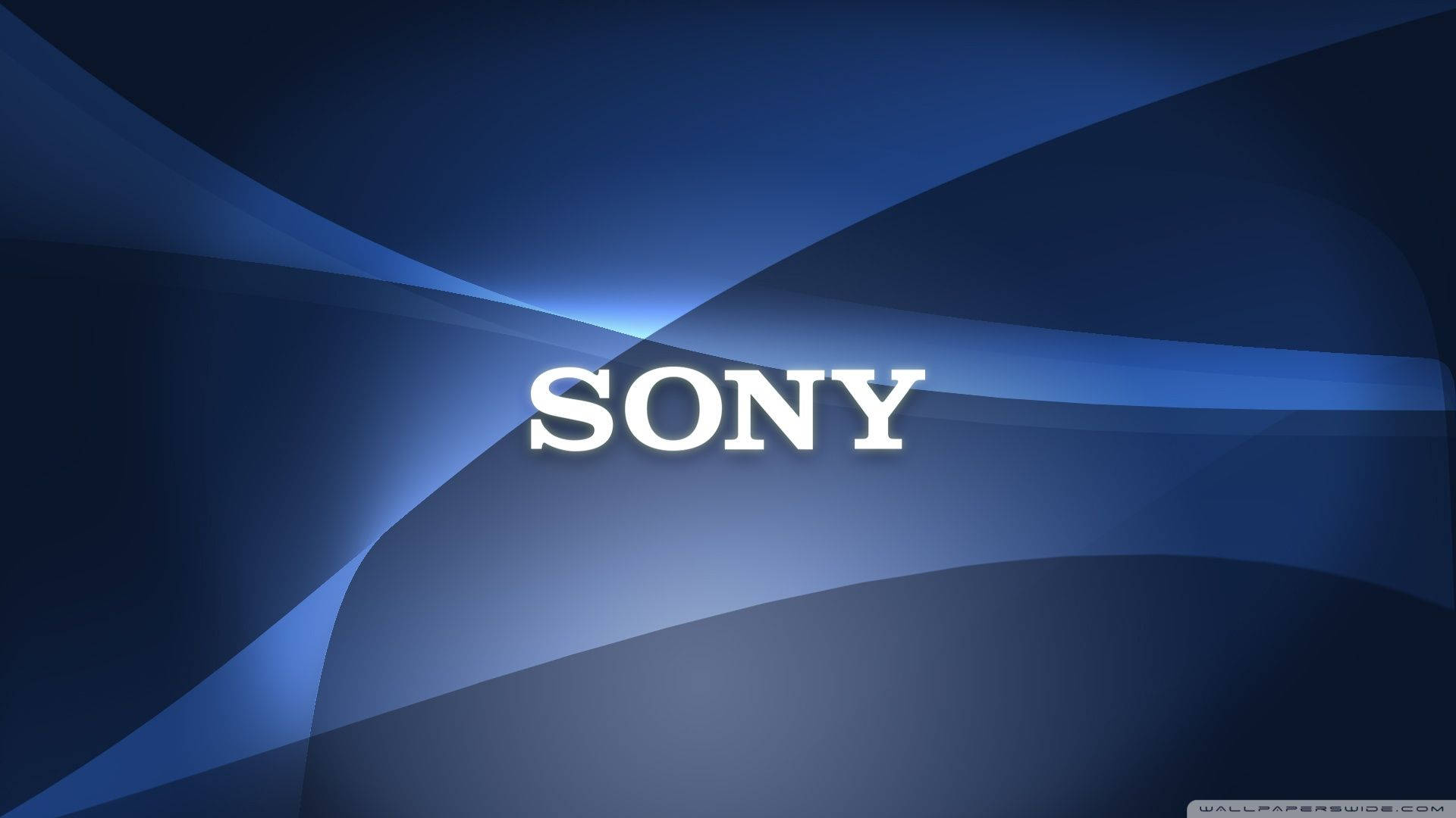 索尼藍色主題 壁紙 — SONY 這個字以白色發光，映襯在動態藍色漸變背景上，帶有流動的光線條紋。