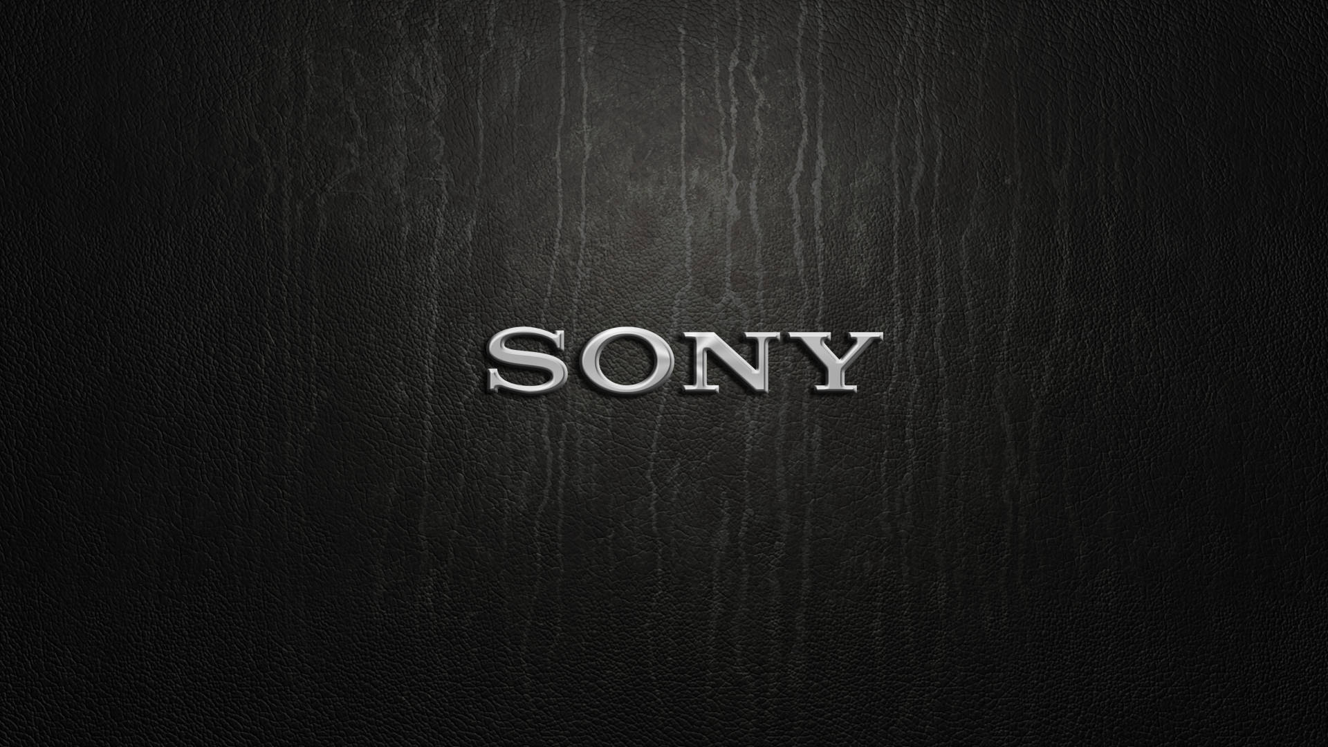 索尼銀色標誌 壁紙 — 金屬銀色字母 SONY 居中於有紋理的黑色皮革背景上。