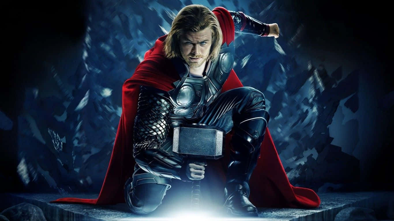 1366x768 marvel 桌布 壁紙 — 索爾身穿盔甲強而有力地跪著，手持發光的錘子，紅色斗篷在破碎的深藍色背景前飄揚。