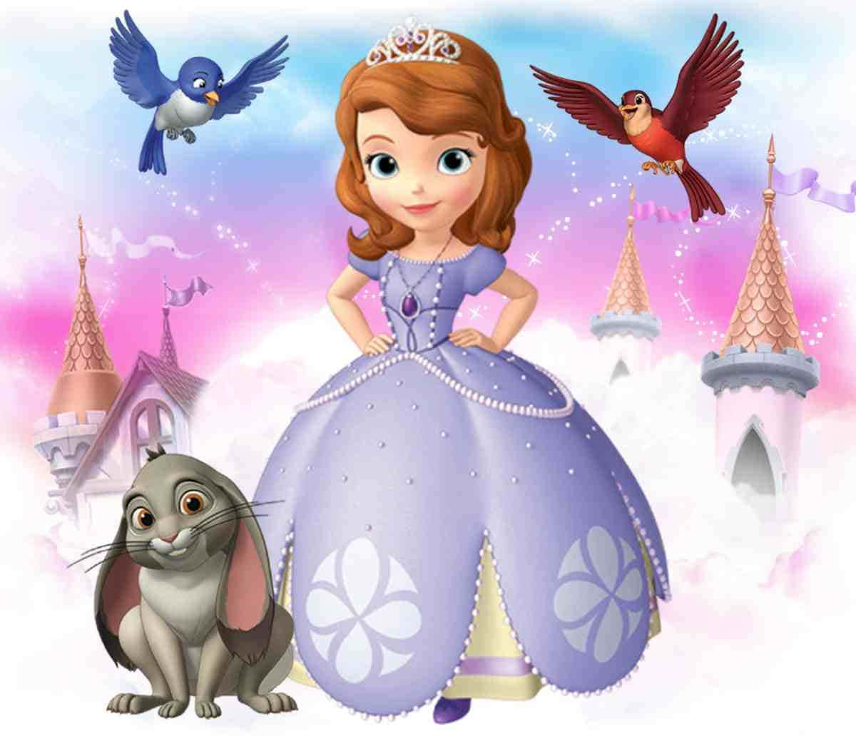 Sofia The First 桌布 壁紙 — 索菲亞公主穿著紫色長袍，在粉紅色天空下的城堡背景下與兔子和鳥兒站在一起。