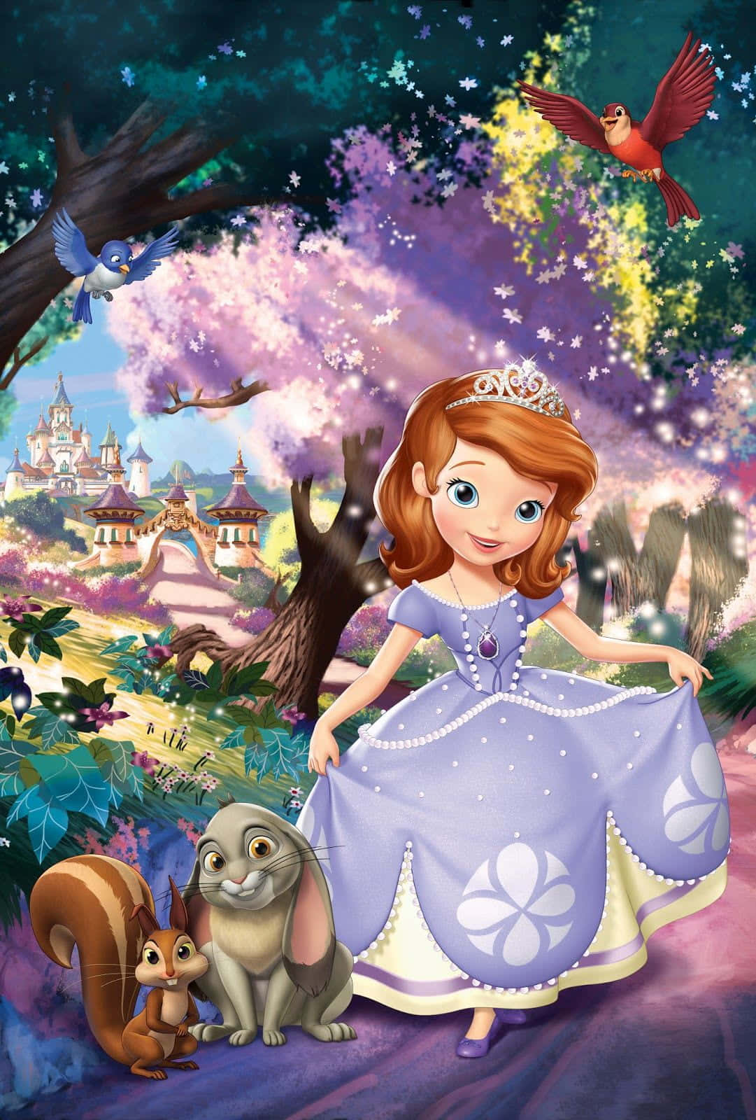 Sofia The First 桌布 壁紙 — 索菲亞公主身穿紫色長裙，與松鼠和兔子站在魔法樹下，背景有鳥兒和城堡。