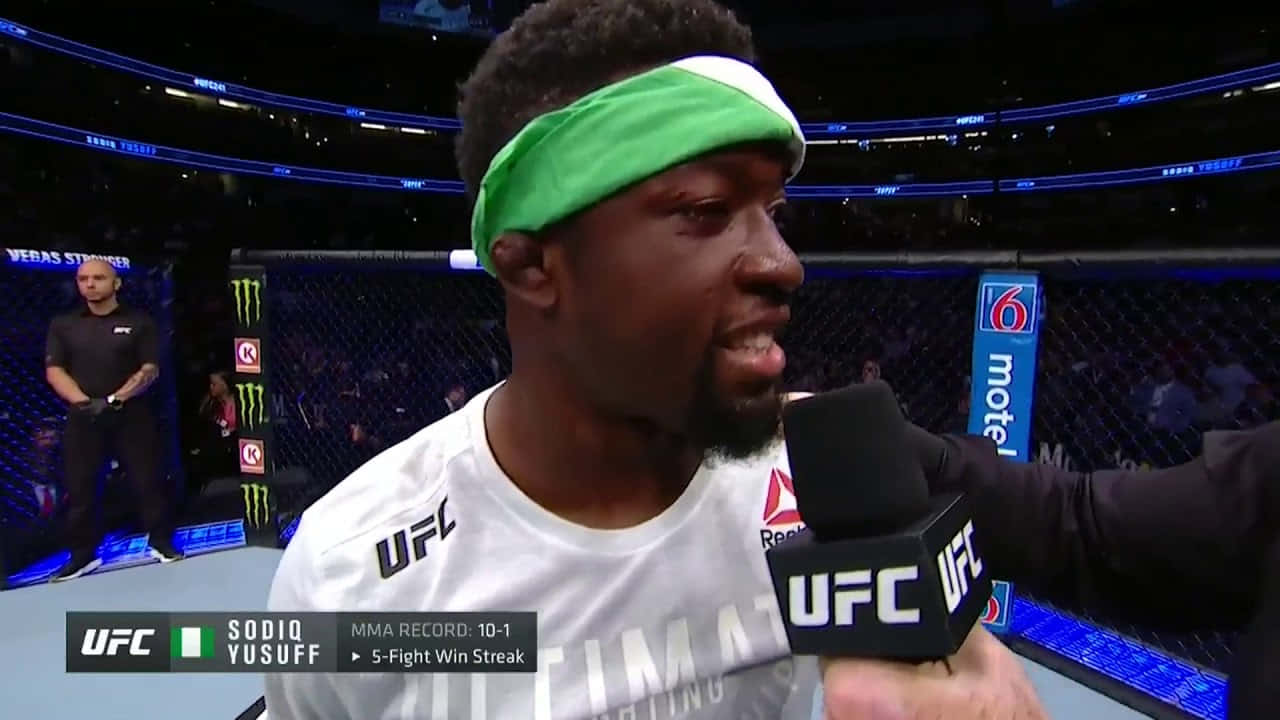 UFC拳手Sodiq Yusuff在比賽後於八角籠內接受訪問。