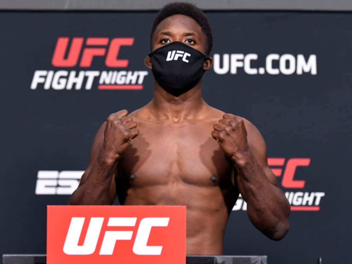 UFC拳手戴口罩在稱重活動中握拳
