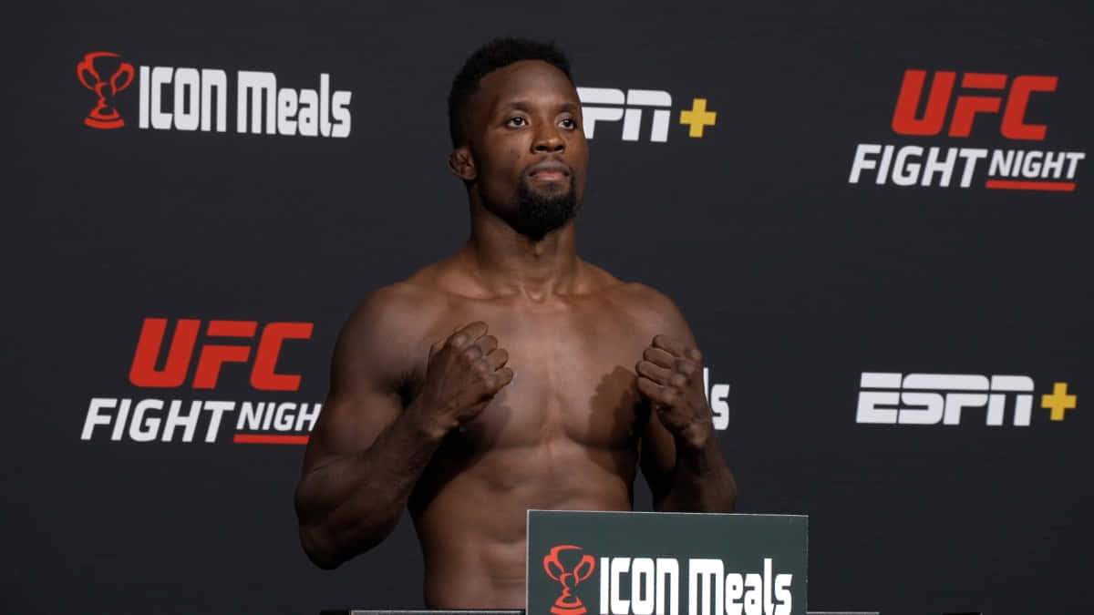 赤裸上身的UFC拳手在記者會上舉拳擺姿勢。