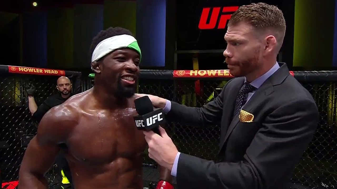 UFC拳手在比賽後於八角籠內接受訪問。