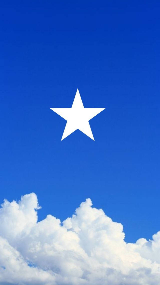 晴朗藍天上蓬鬆白雲之上的白色星星