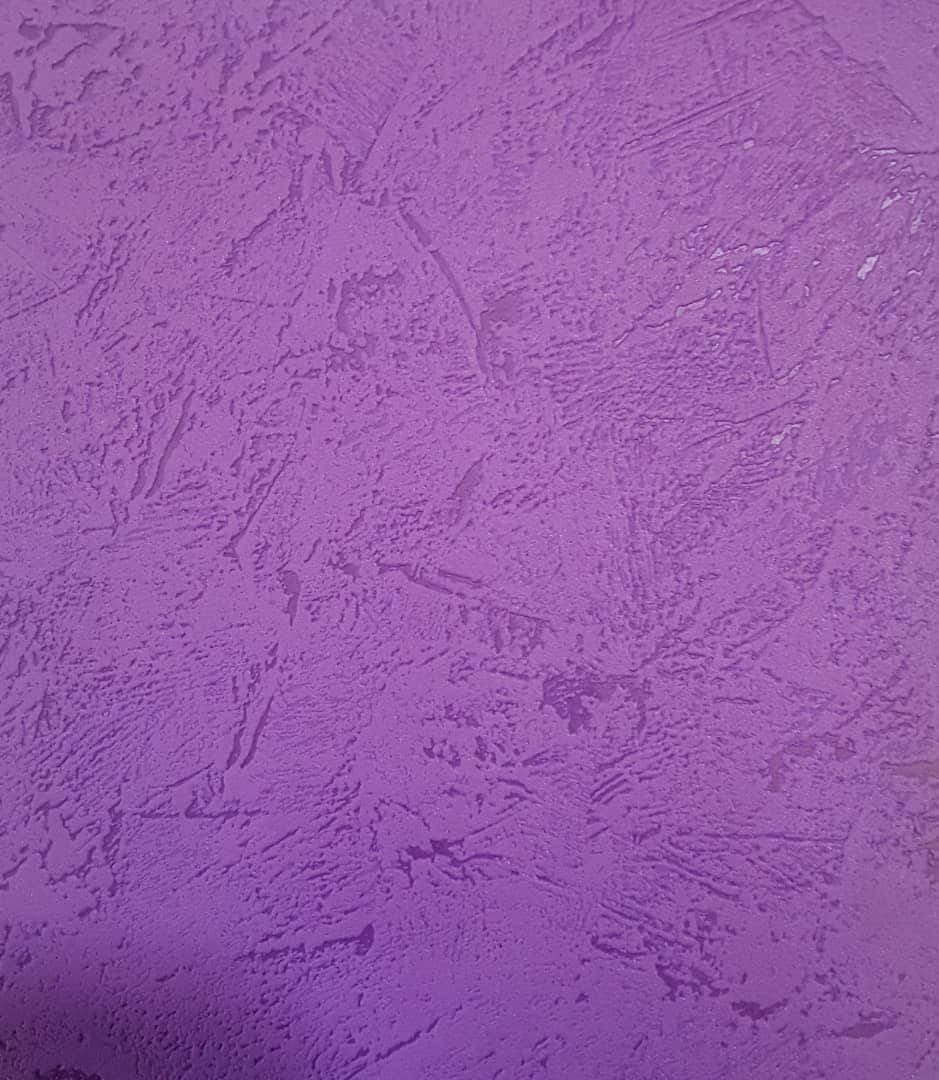 帶有筆觸圖案和細微顏色變化的紫色紋理牆壁。