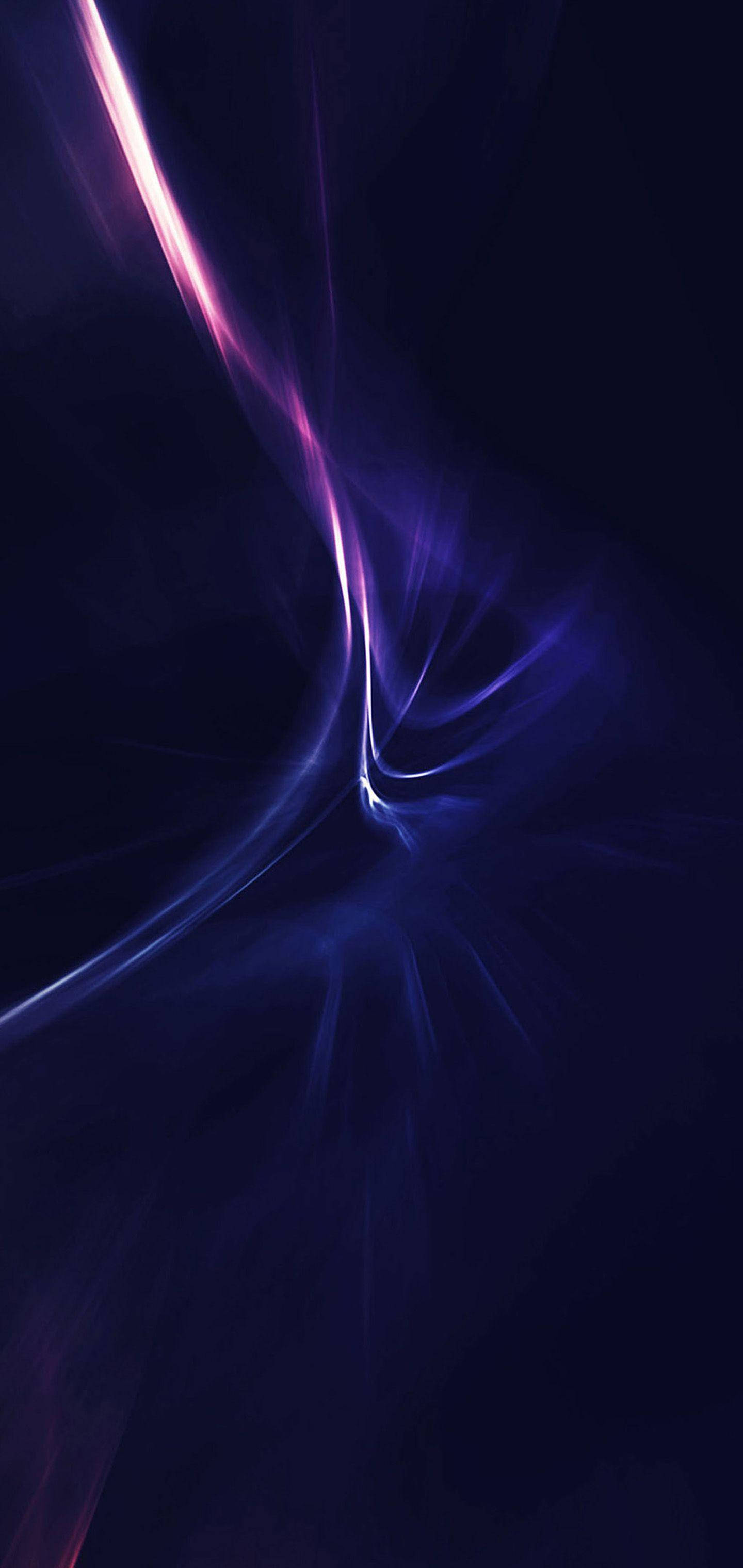 紫光 Galaxy S10 壁紙 — 在深邃的宇宙黑色背景上，電光藍和洋紅色的光條形成迷人的數位漩渦。