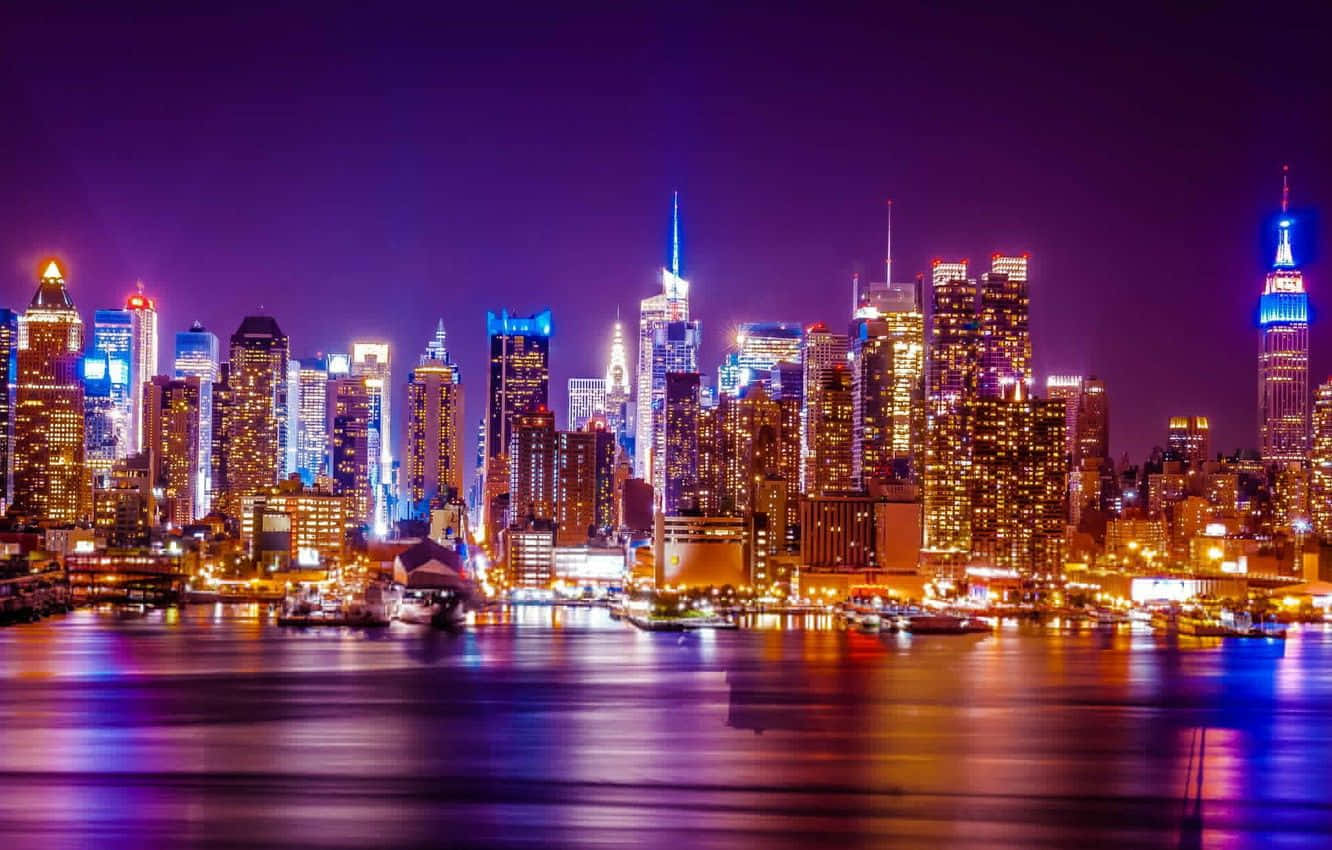 紐約天際線夜景，發光的建築物與水面倒影