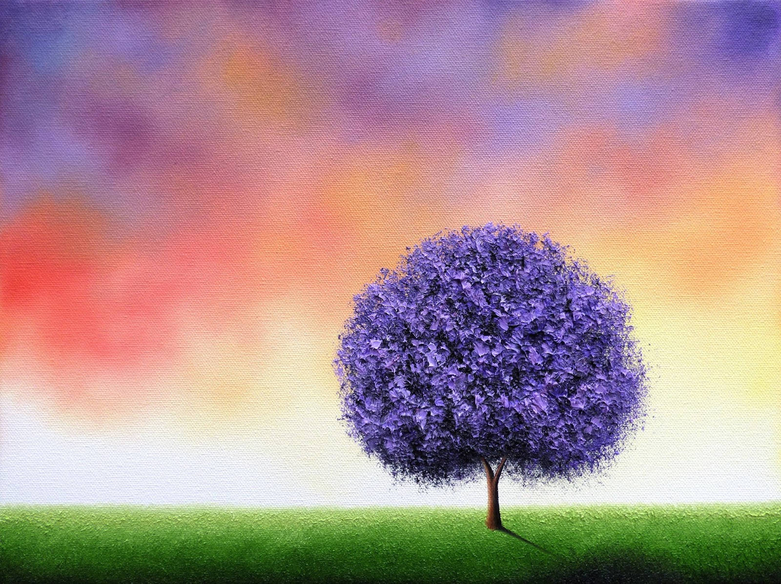 紫樹藝術作品 壁紙 — 一棵孤獨的紫色樹木矗立在充滿活力的綠色草地上，背景是夢幻般的日落天空，塗上橙色、粉紅色和紫色的色調。