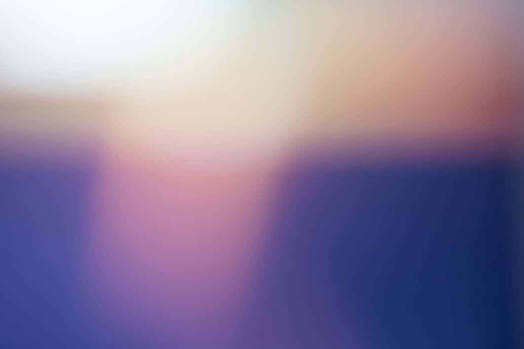 蜜桃色與藍色的柔和抽象漸變，邊緣模糊。