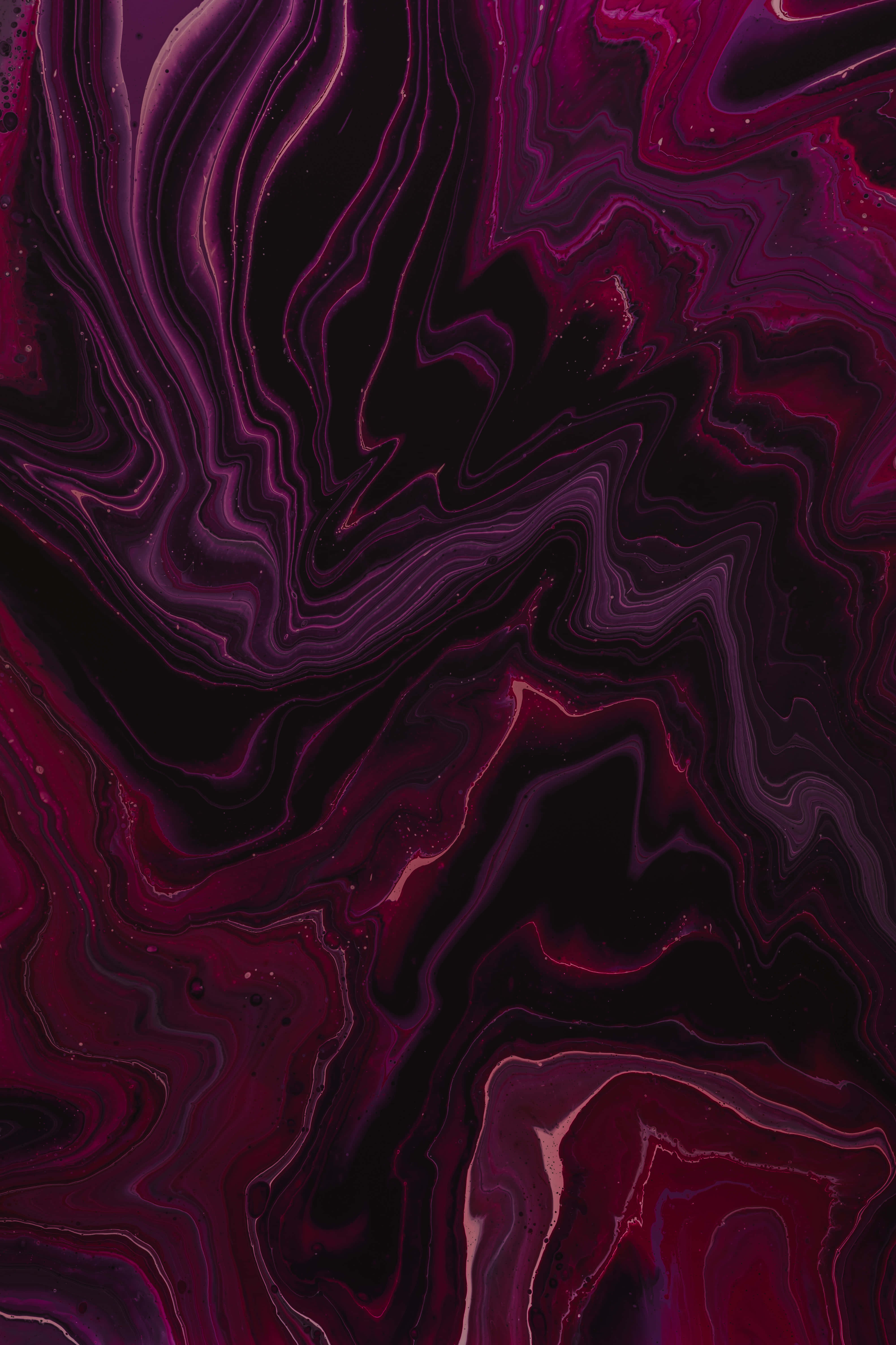 紫水晶色調的深邃黑暗 壁紙 — 深洋紅色和黑色的鮮豔漩渦圖案創造出迷人的抽象流體藝術構圖。