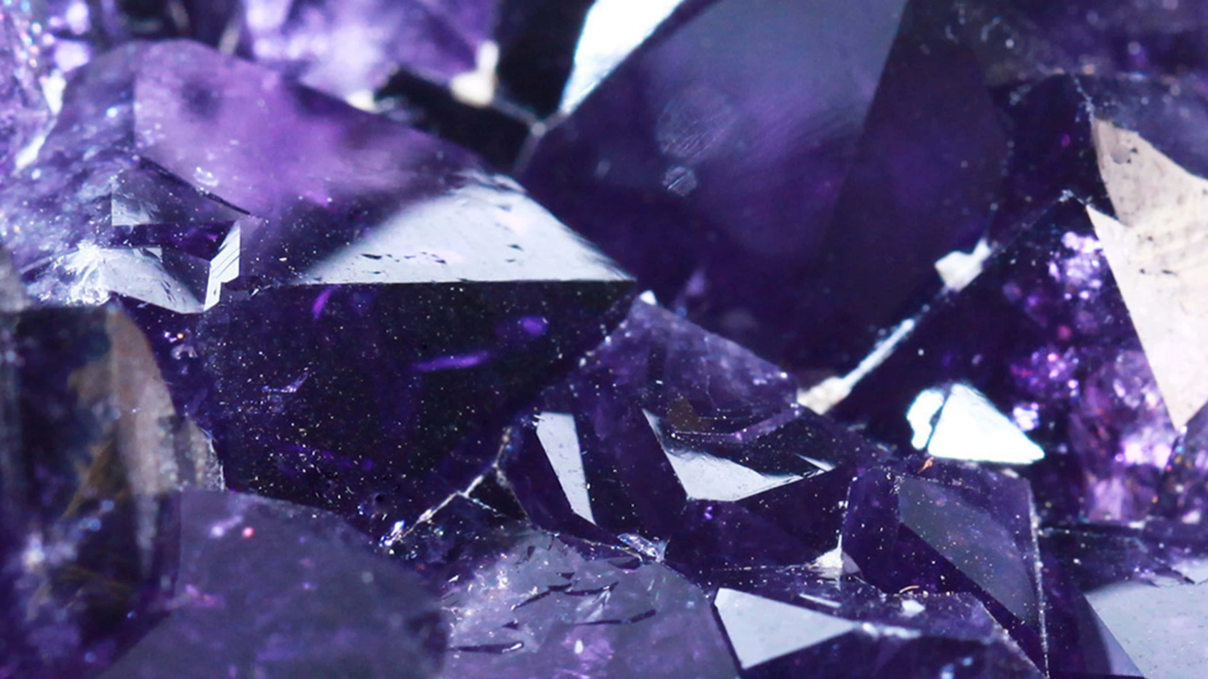 Amethyst 桌布 壁紙 — 紫水晶鋸齒狀晶體的近距離特寫，在柔和光線下散發深紫色調和閃爍切面。