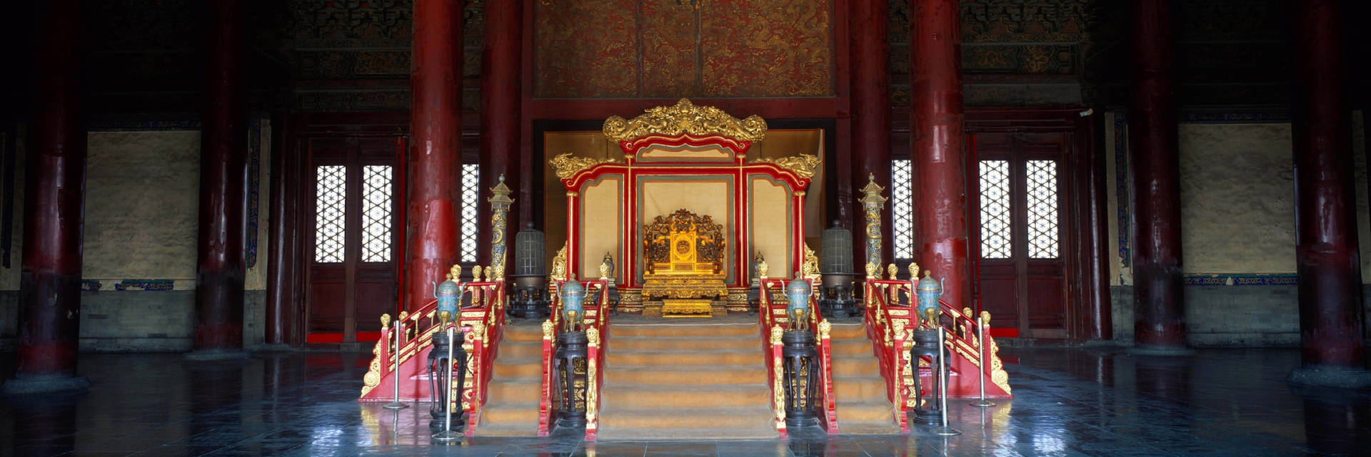 帝國王座廳，紅色柱子和金色王座