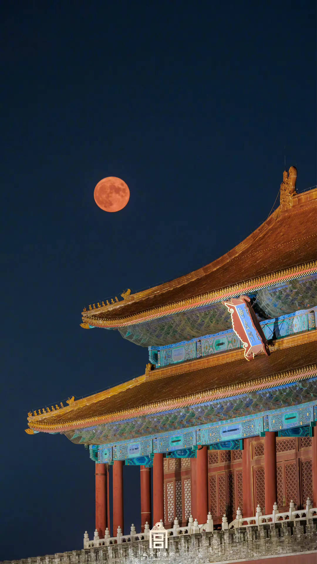 紫禁城宮殿與紅月 壁紙 — 一輪發光的橙色滿月懸掛在傳統中國宮殿華麗的金色屋頂上方，在夜間。