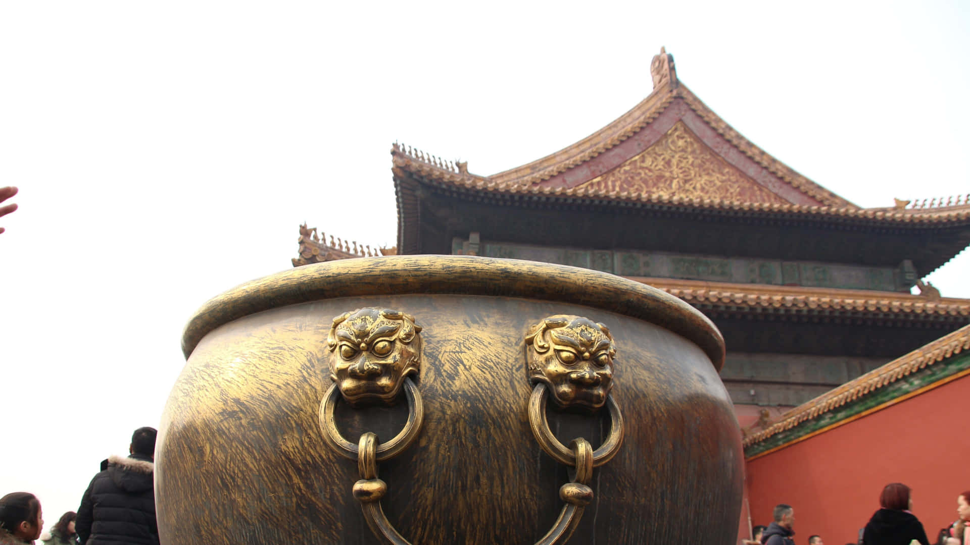 中國宮殿前帶獅子手柄的青銅香爐。