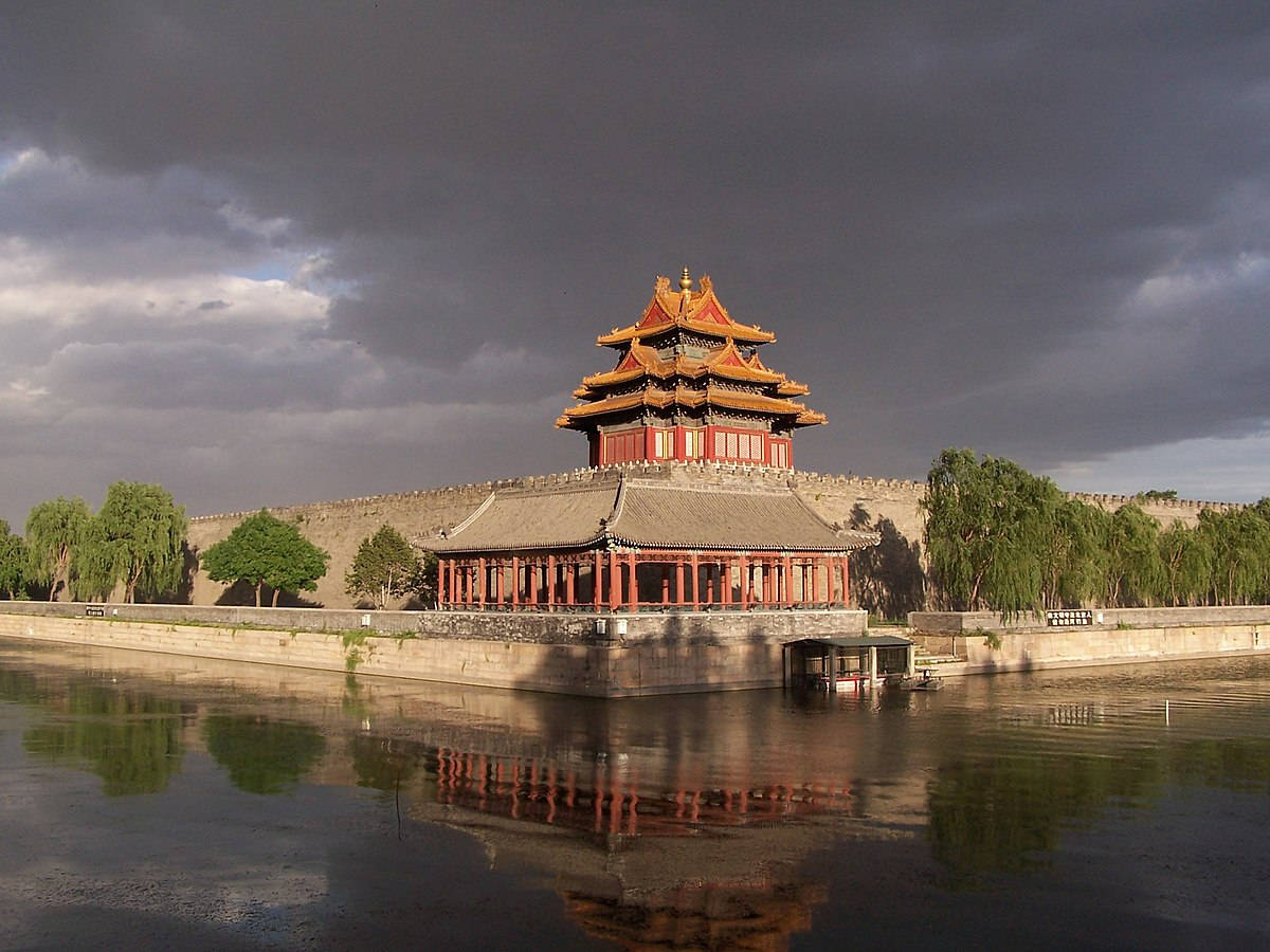 暴風雨天空下，水中倒映的古代中式宮殿塔樓