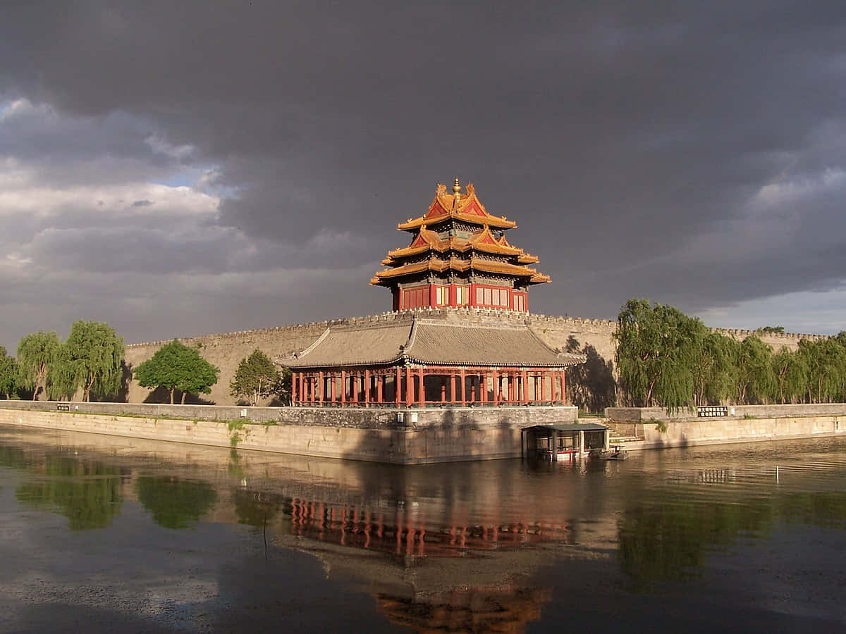 古代中國宮殿塔樓在暴風雲下倒映在水中。