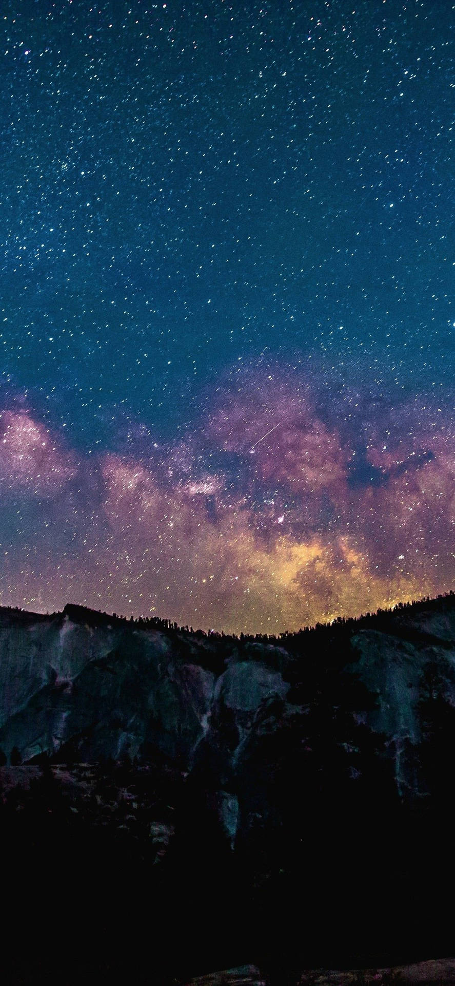 銀河系在星空下閃耀於黑暗山脈剪影之上