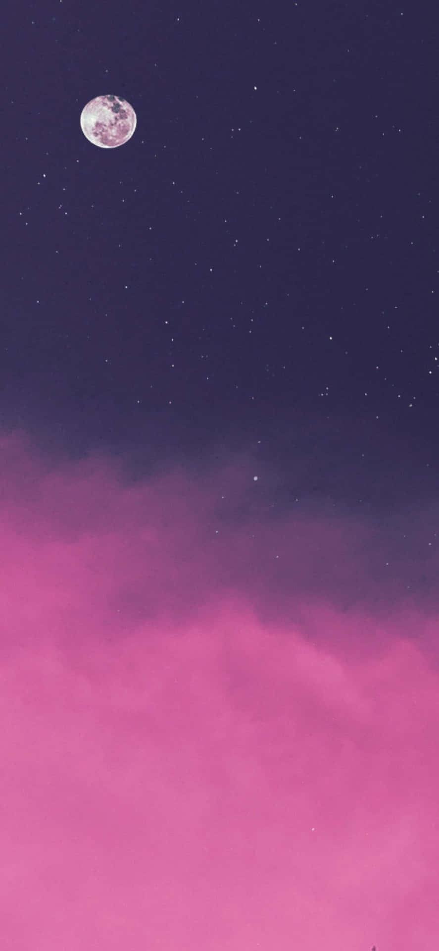 月光下的星空下的粉紅色雲彩
