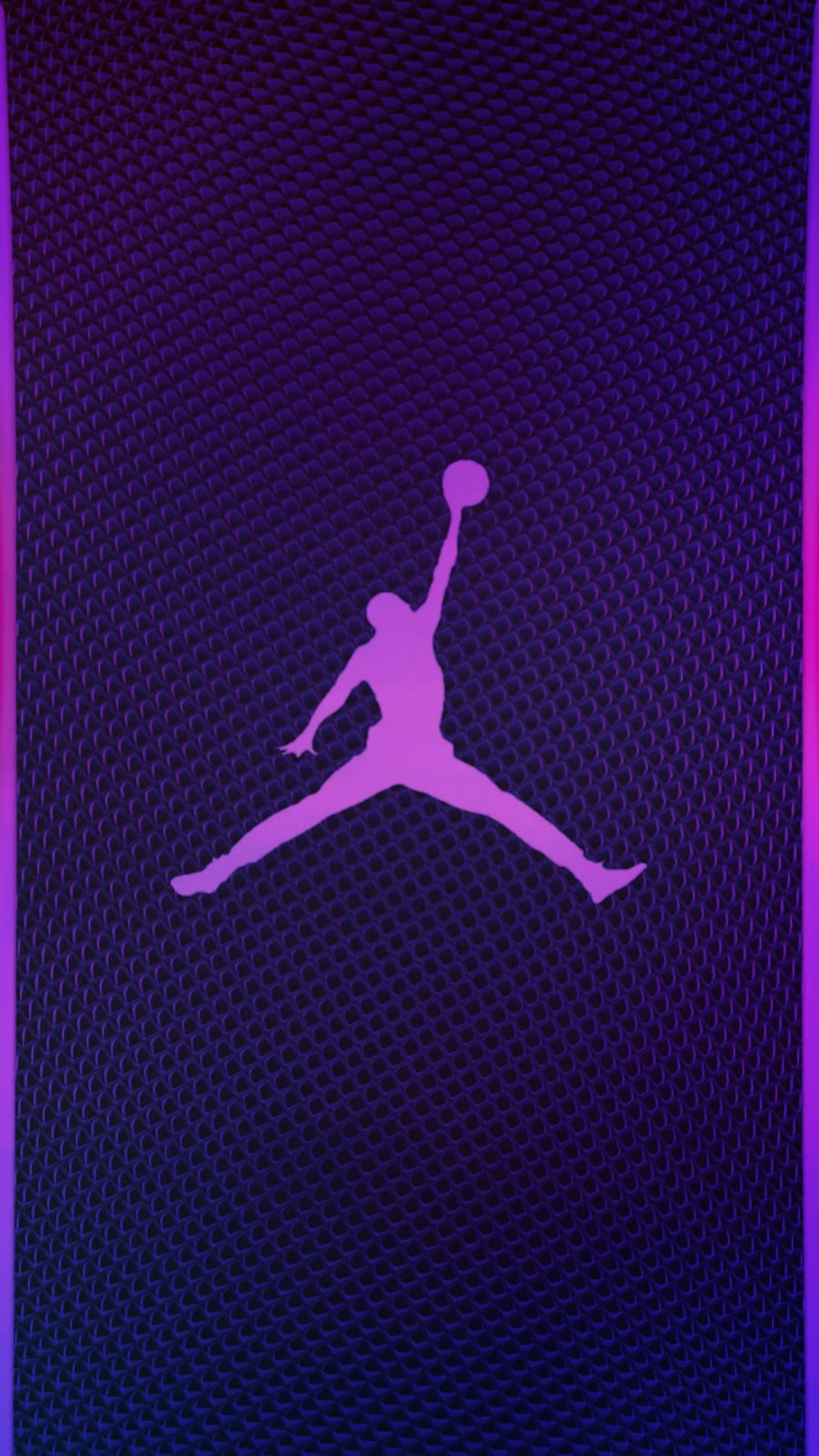紫羅蘭 Air Jordan 標誌 壁紙 — 一個充滿活力的紫色Jordan標誌剪影在帶有發光垂直邊緣的紋理深紫色背景上跳躍。
