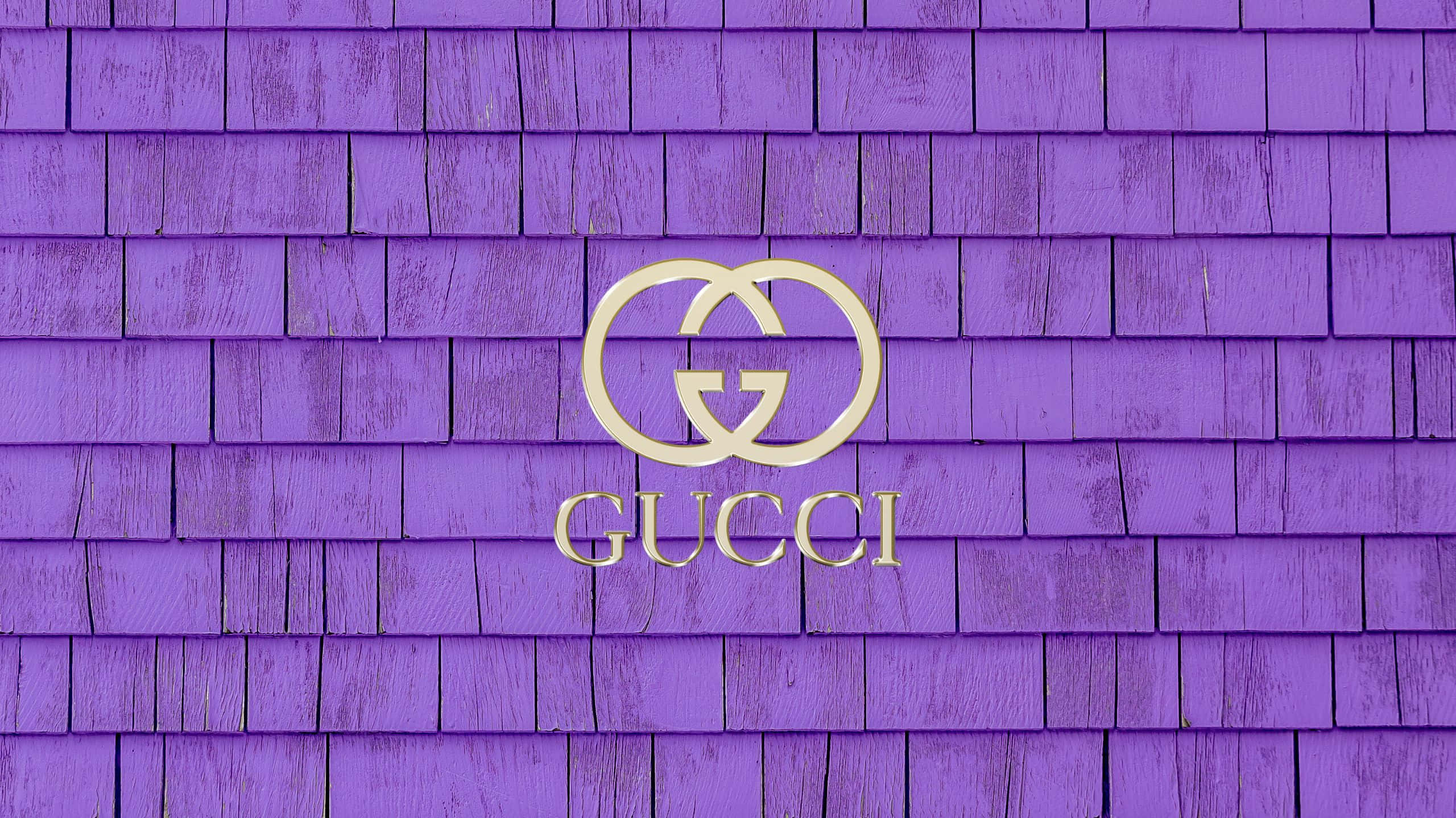 紫羅蘭 Gucci 長方形木紋設計 壁紙 — 金色Gucci標誌在紋理紫色木瓦上閃耀，展現大膽奢華品牌展示。