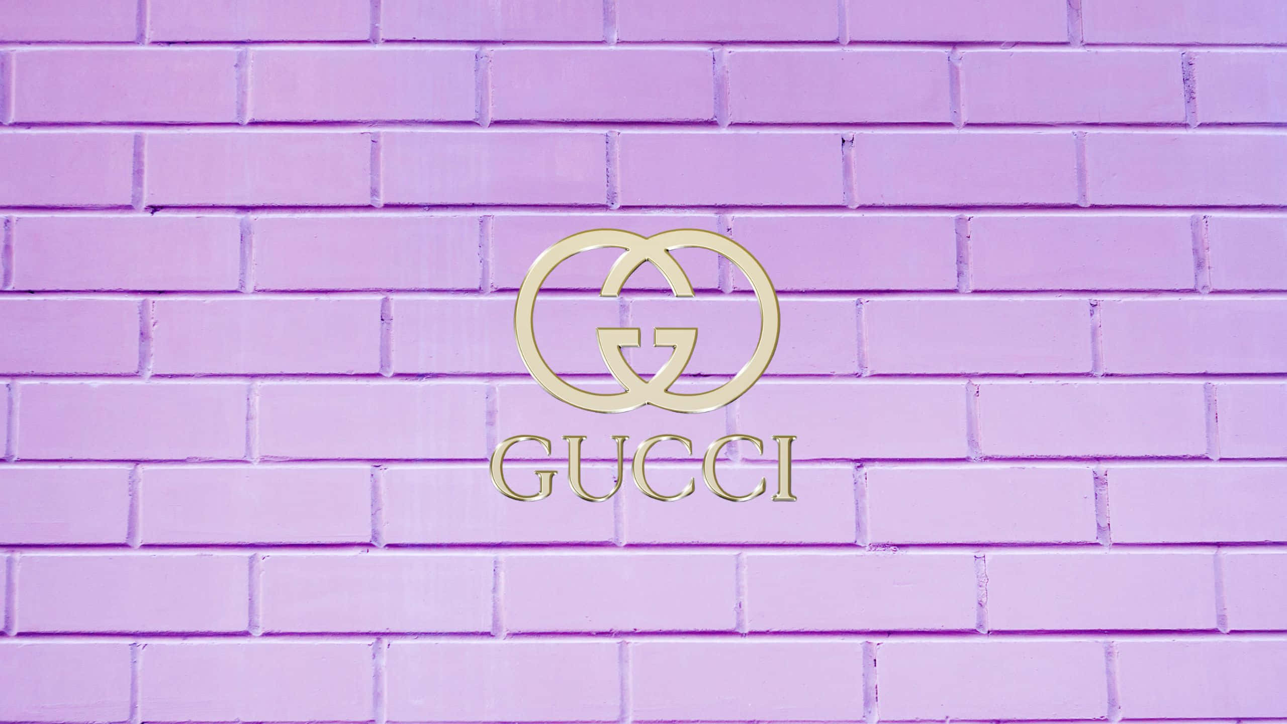 紫羅蘭 Gucci 長方形磚紋設計 壁紙 — 金色Gucci標誌在粉紫色磚牆上閃耀，呈現簡潔極簡的構圖。