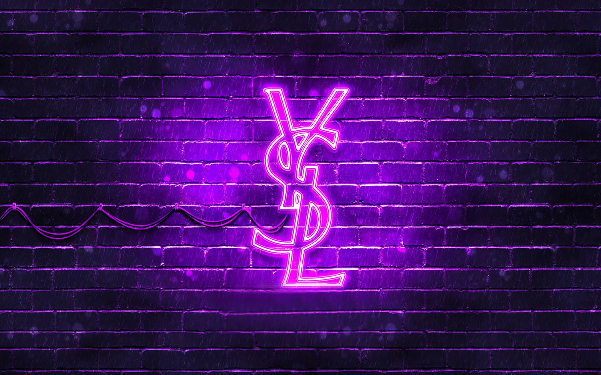 夜間濕磚牆上的紫色YSL霓虹燈牌