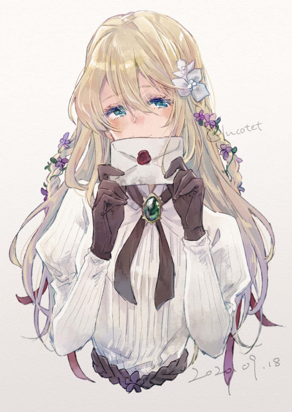 《紫羅蘭永恆花園》數位繪畫 壁紙 — 一位金髮藍眼的動漫女孩，將一封密封的信件貼在臉上，辮子頭髮上裝飾著紫色花朵。