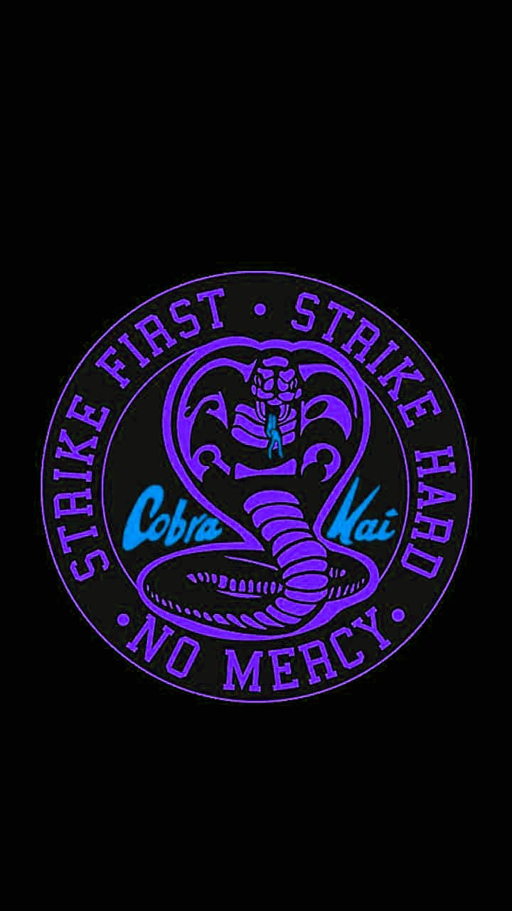 Cobra Kai 標誌，帶有發光紫色眼鏡蛇和文字，背景為黑色。