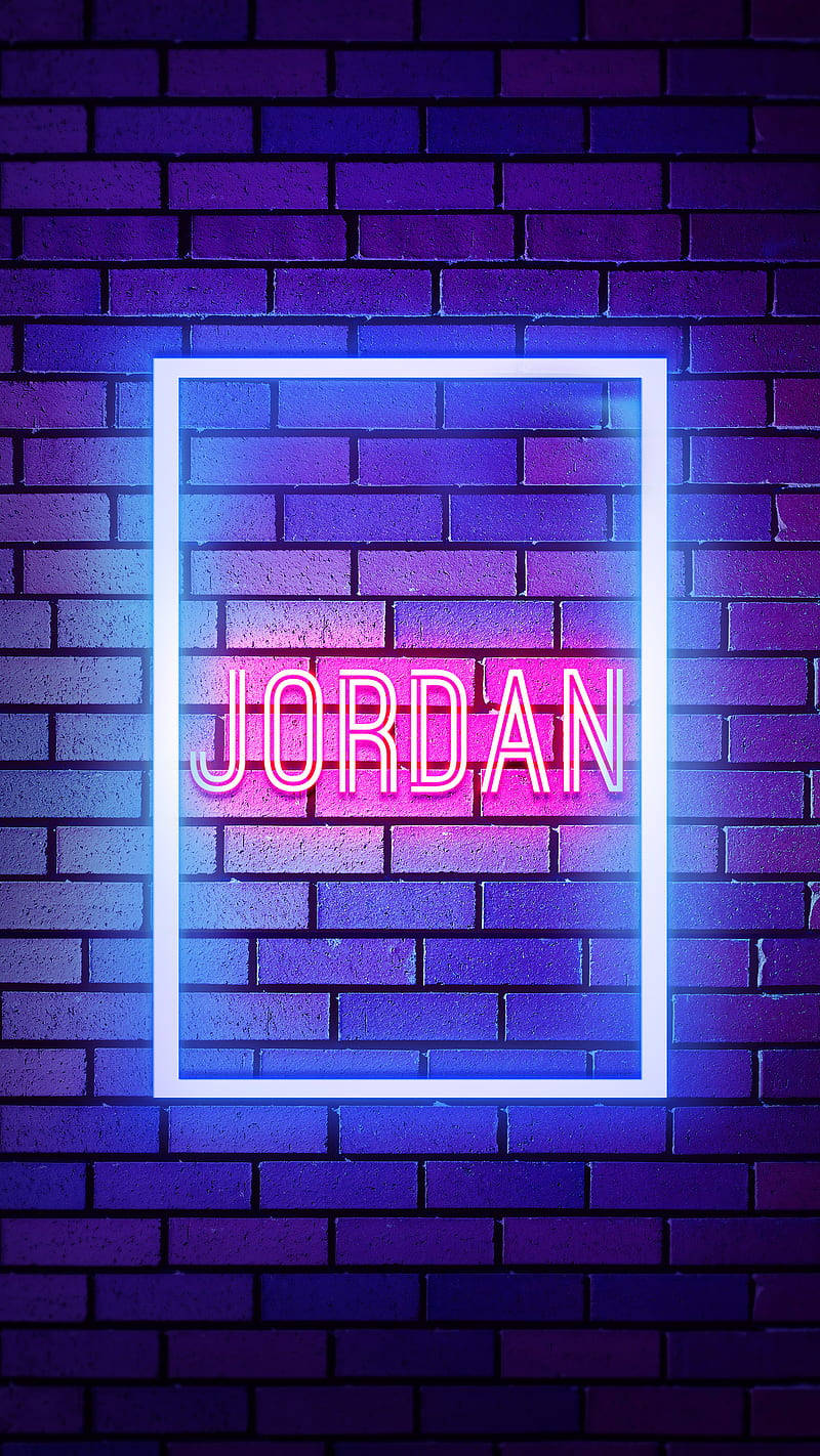 霓虹燈牌上寫著JORDAN，背景為紫色磚牆。