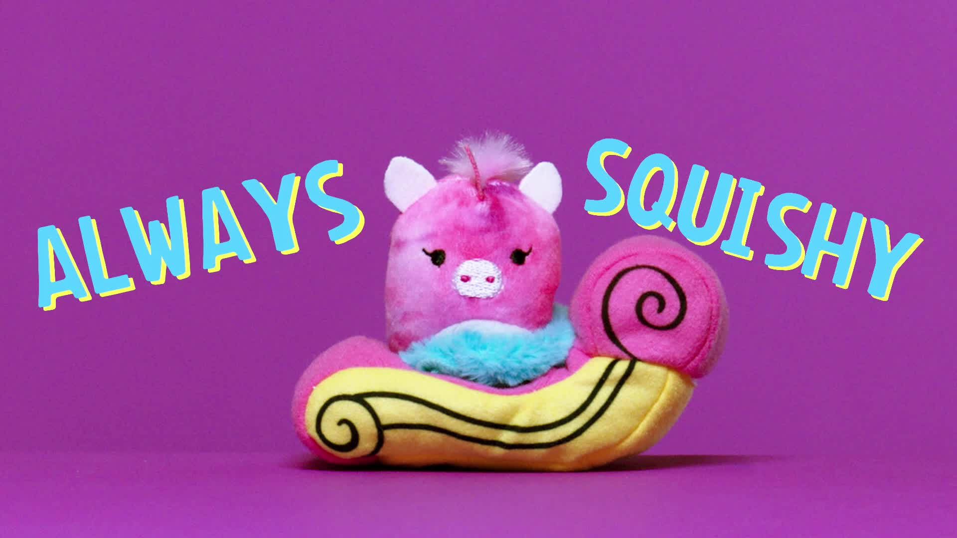 紫色 Squishmallows 毛絨玩具 壁紙 — 一隻粉紅色毛絨蝸牛閉著眼睛坐在黃色殼中，背景為純紫色，並帶有「ALWAYS SQUISHY」文字。
