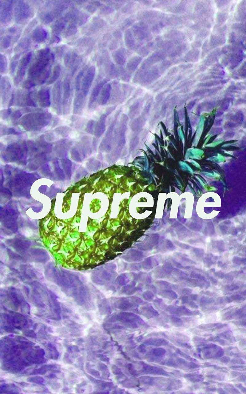 一個菠蘿在紫色水中漂浮，帶有Supreme字樣。