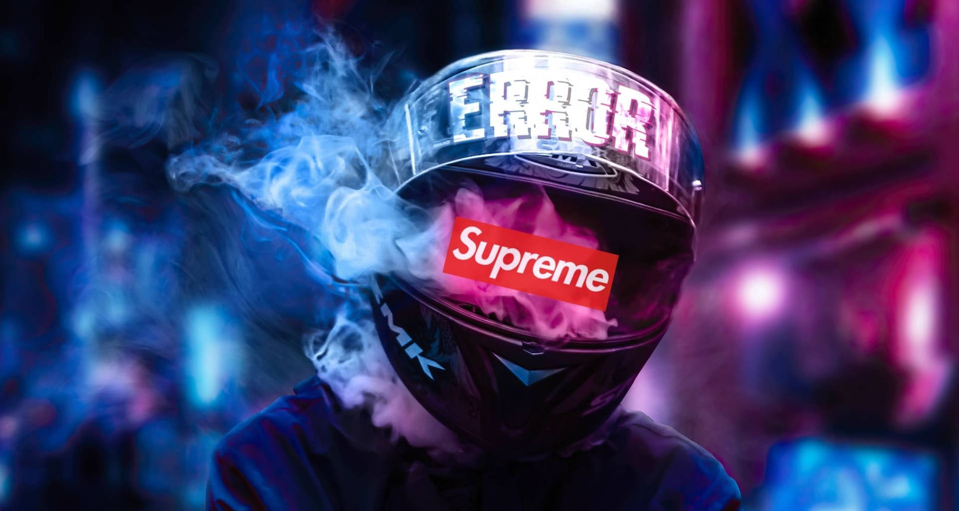 戴著帶有 Supreme 標誌賽車頭盔的人，在霓虹城市夜晚呼出煙霧。