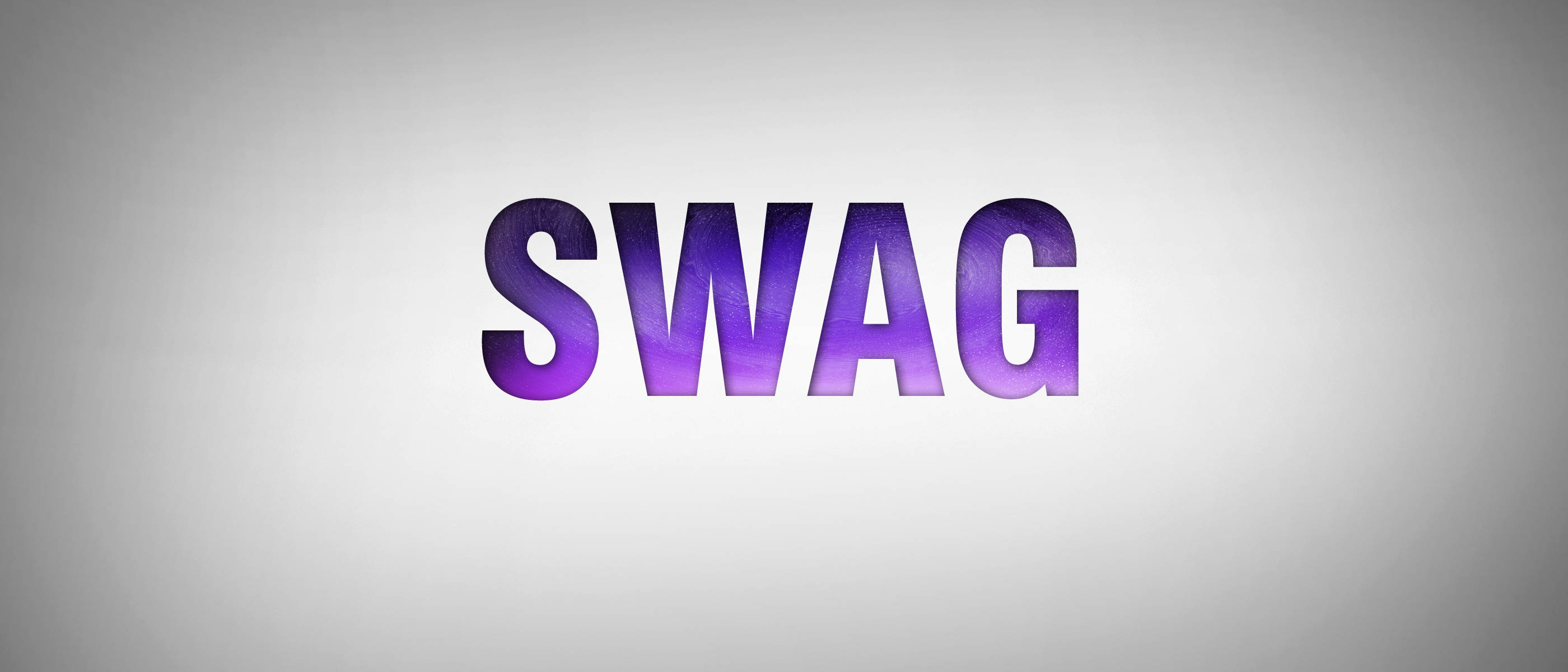 紫色 Swag 壁紙 — 在柔和的灰色漸變背景中央，以粗體紫色漸變文字拼出SWAG。